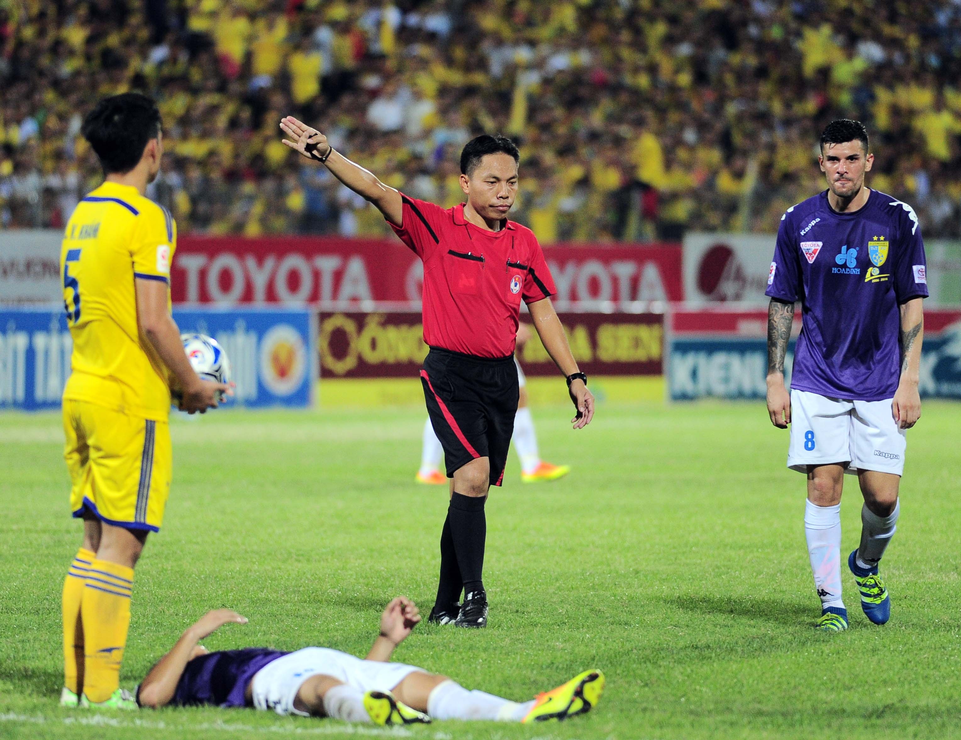 trọng tài vô danh đoạt Còi vàng ảnh 2 trong tai vo danh doat Coi vang anh 2