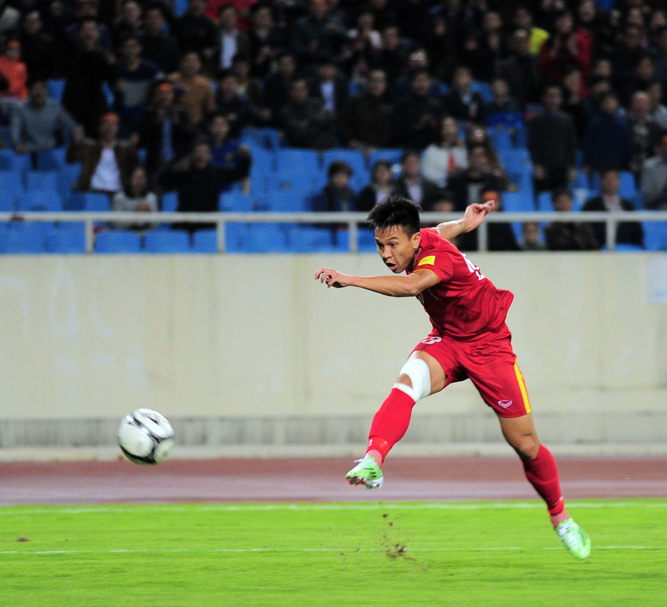 Tiền vệ tuyển Việt Nam lên bàn mổ ảnh 1 Tien ve tuyen Viet Nam len ban mo anh 1