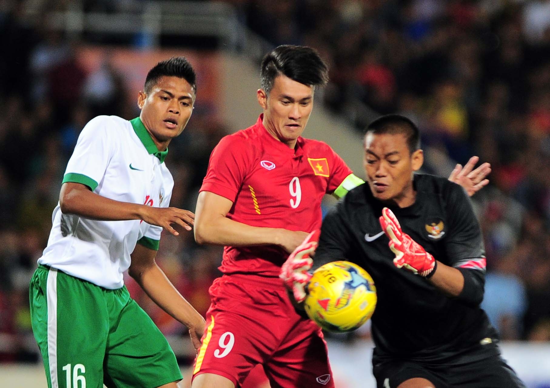 Alfred Riedl, Cong Vinh va chuyen dua con bi ruong ray hinh anh