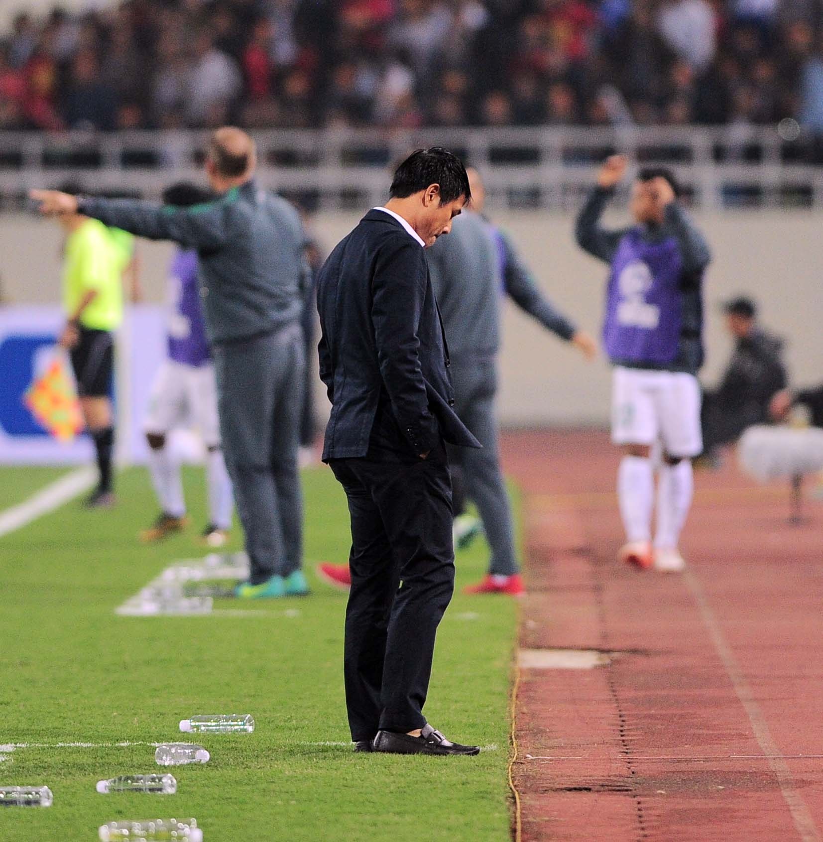 Huu Thang khong bat tay Van Toan anh 6