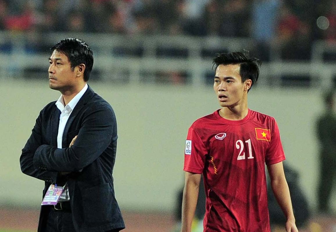 HLV Huu Thang khong bat tay Van Toan khi thay nguoi hinh anh