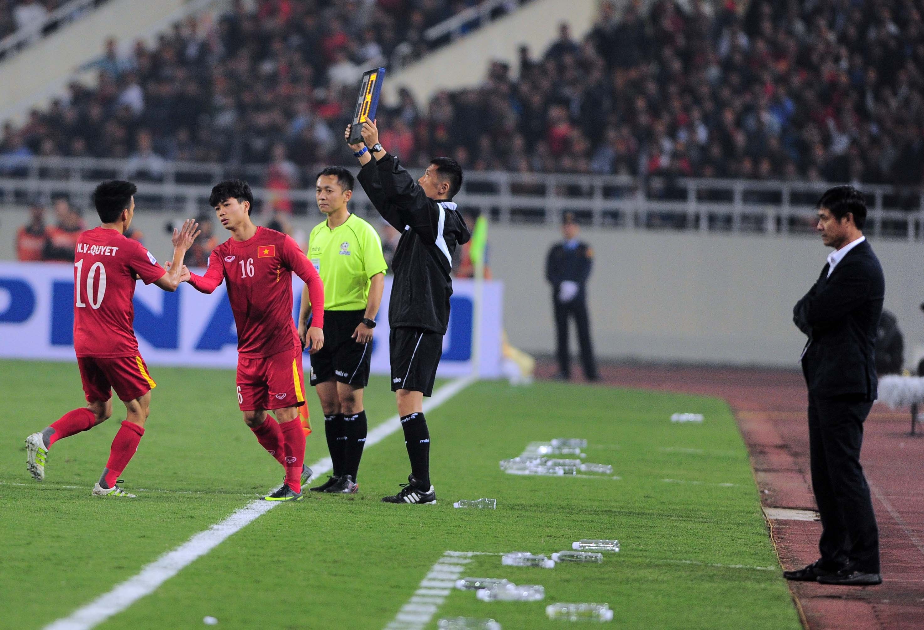 Huu Thang khong bat tay Van Toan anh 10