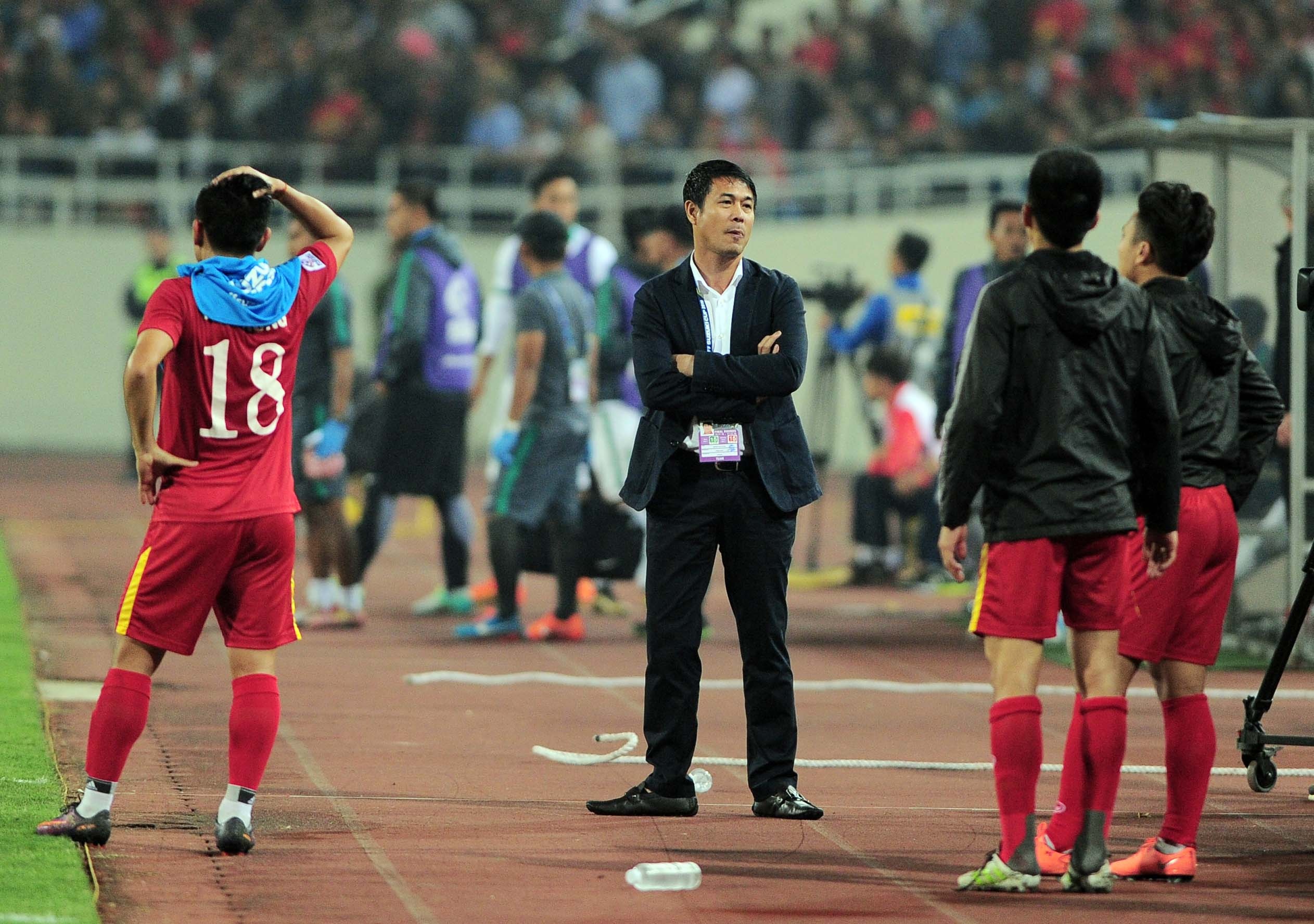 Huu Thang khong bat tay Van Toan anh 11