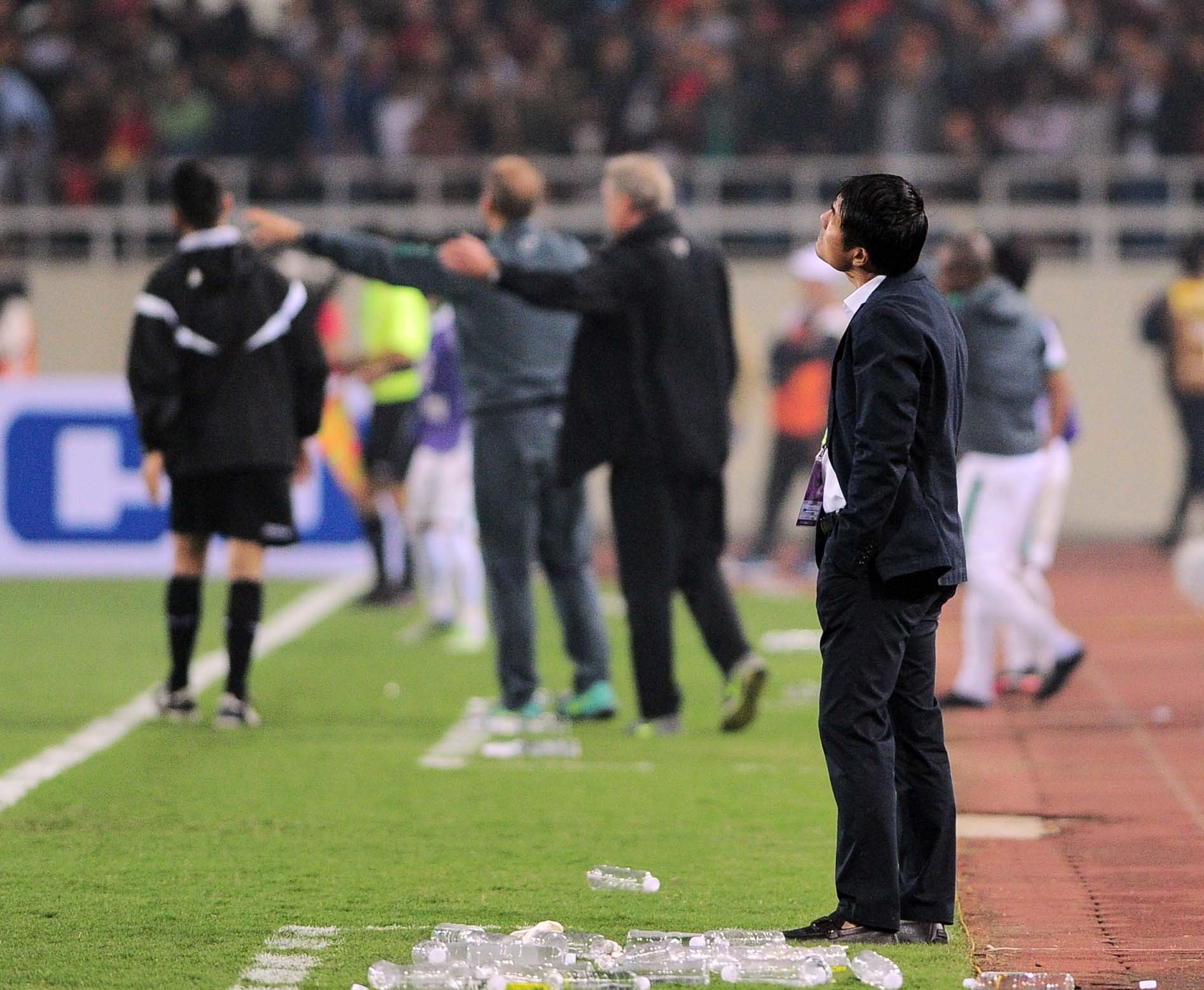 Huu Thang khong bat tay Van Toan anh 13