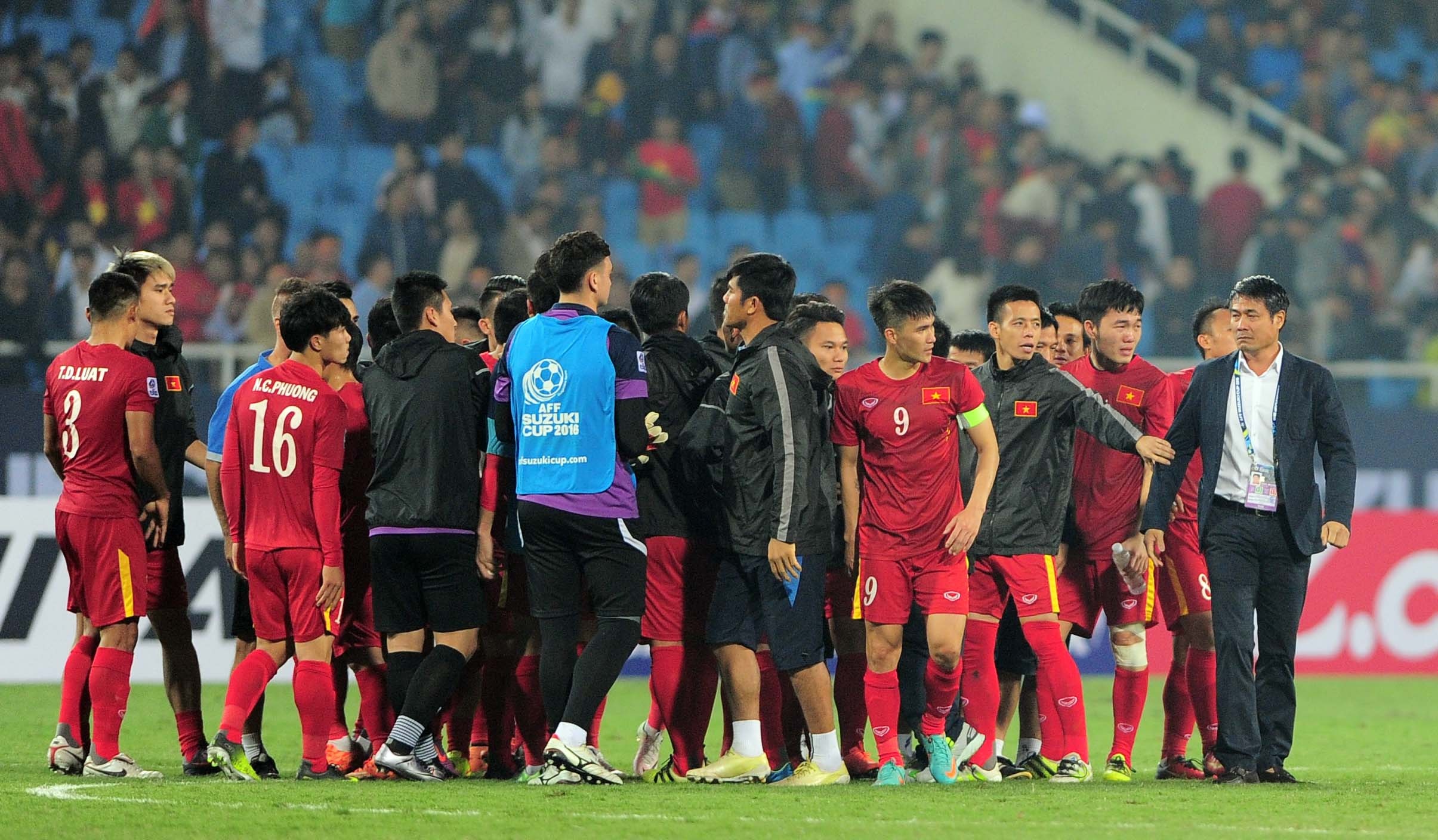 Huu Thang khong bat tay Van Toan anh 15