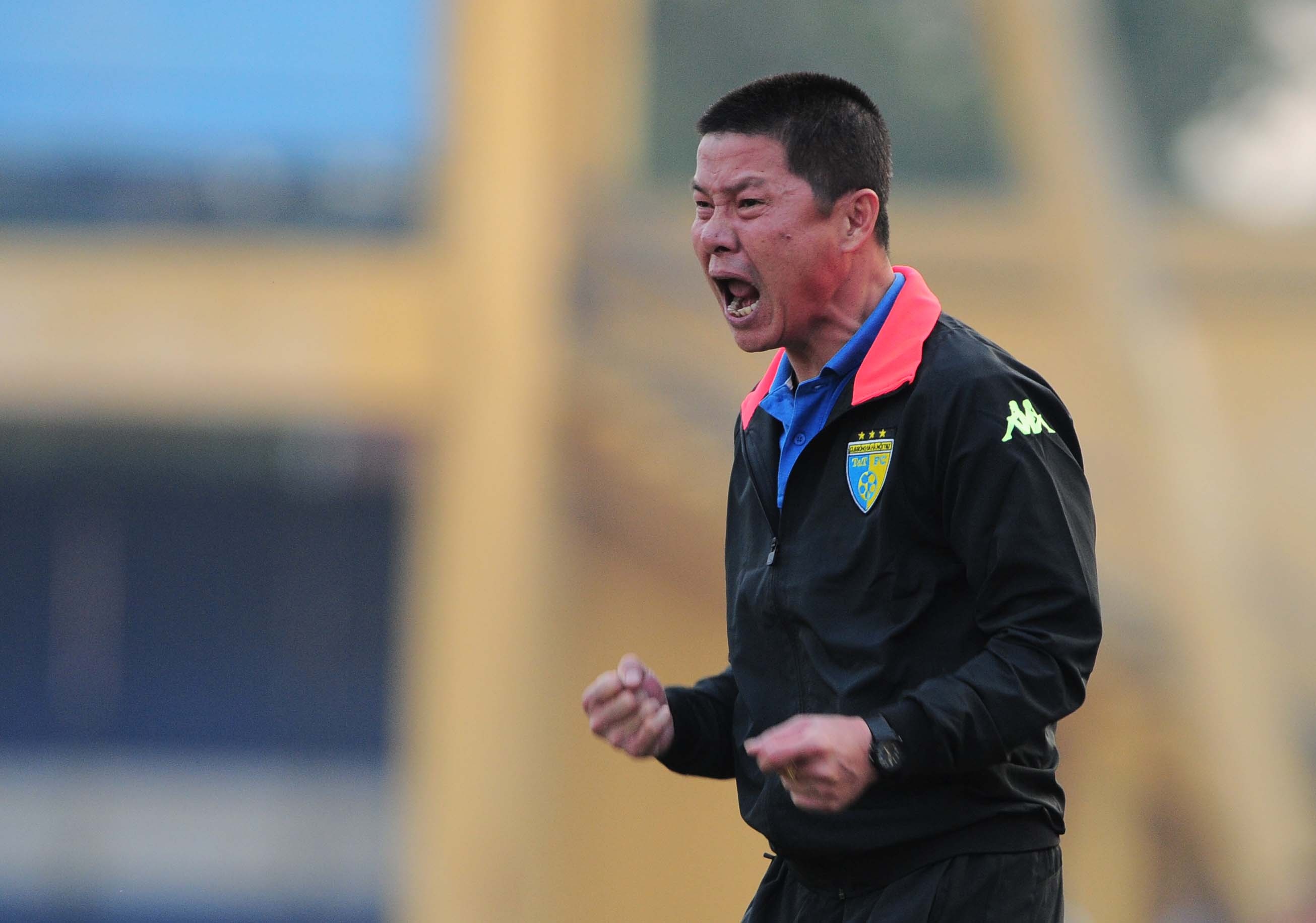 Trong tai gay buc xuc o Sieu cup quoc gia 2016 hinh anh