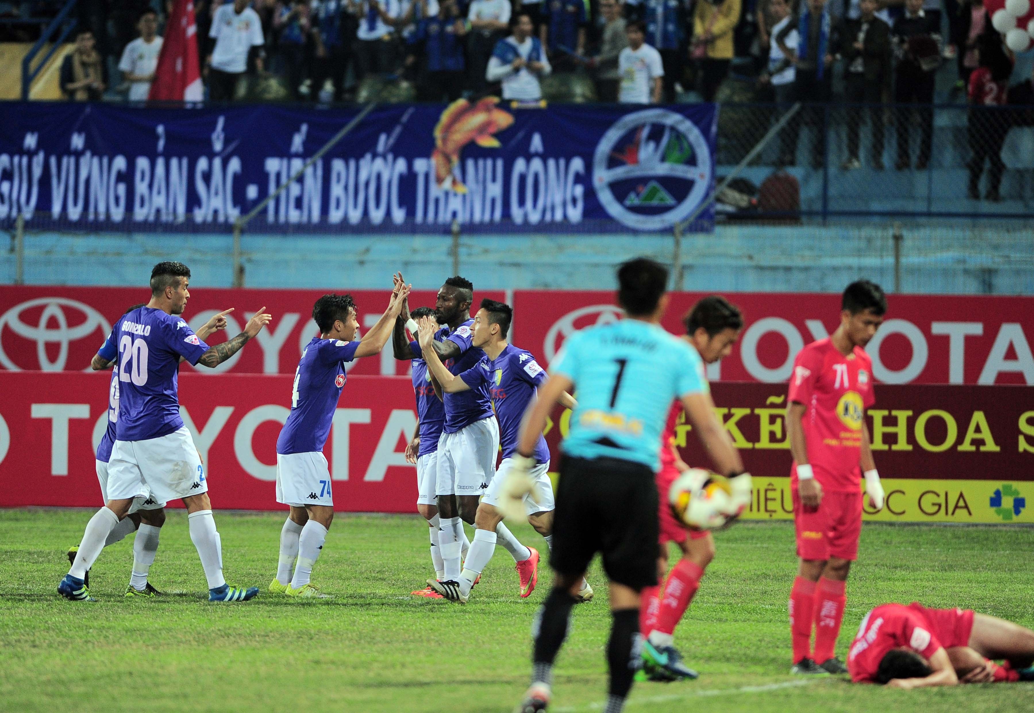 Công Phượng gục xuống sân ảnh 2 Cong Phuong guc xuong san anh 2