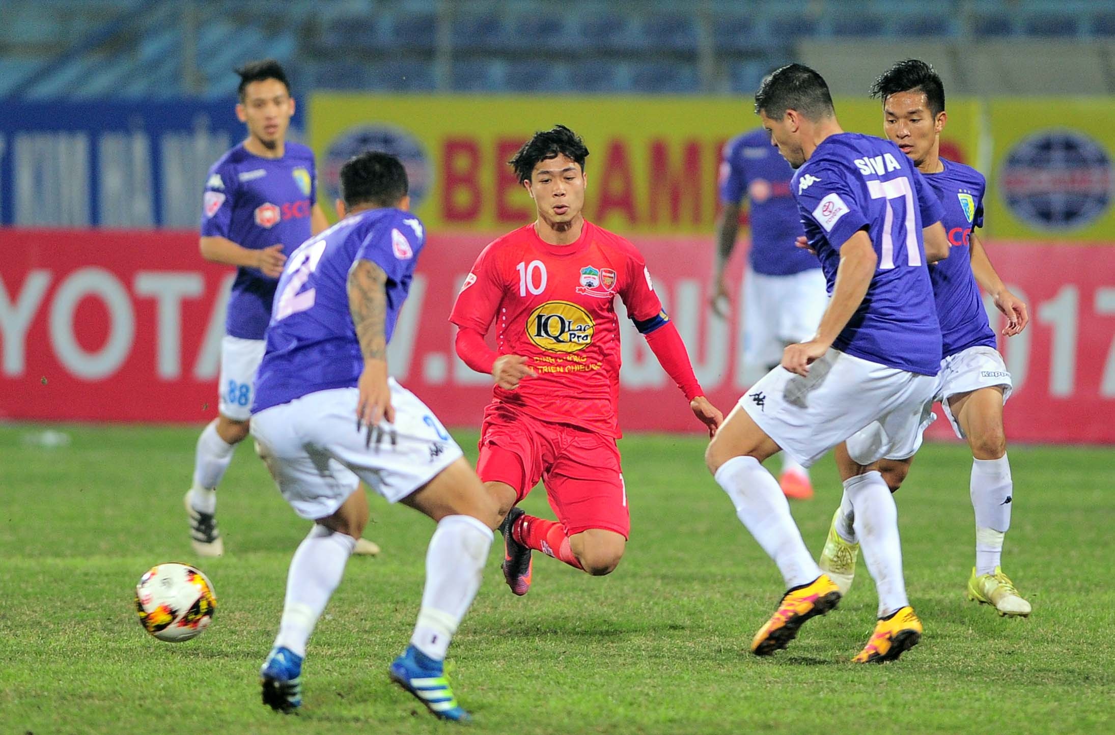 Công Phượng gục xuống sân ảnh 4 Cong Phuong guc xuong san anh 4