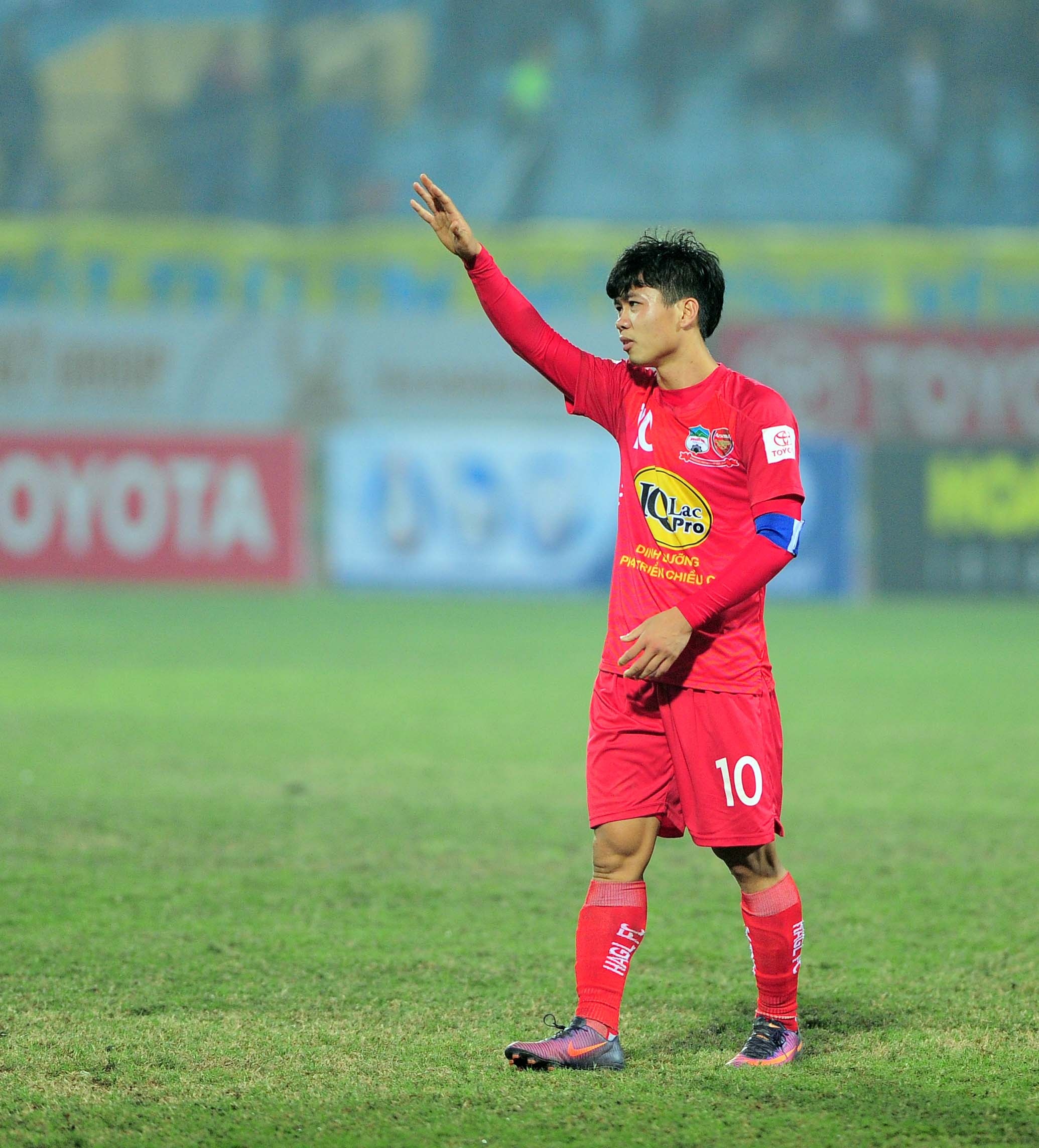 Công Phượng gục xuống sân ảnh 9 Cong Phuong guc xuong san anh 9