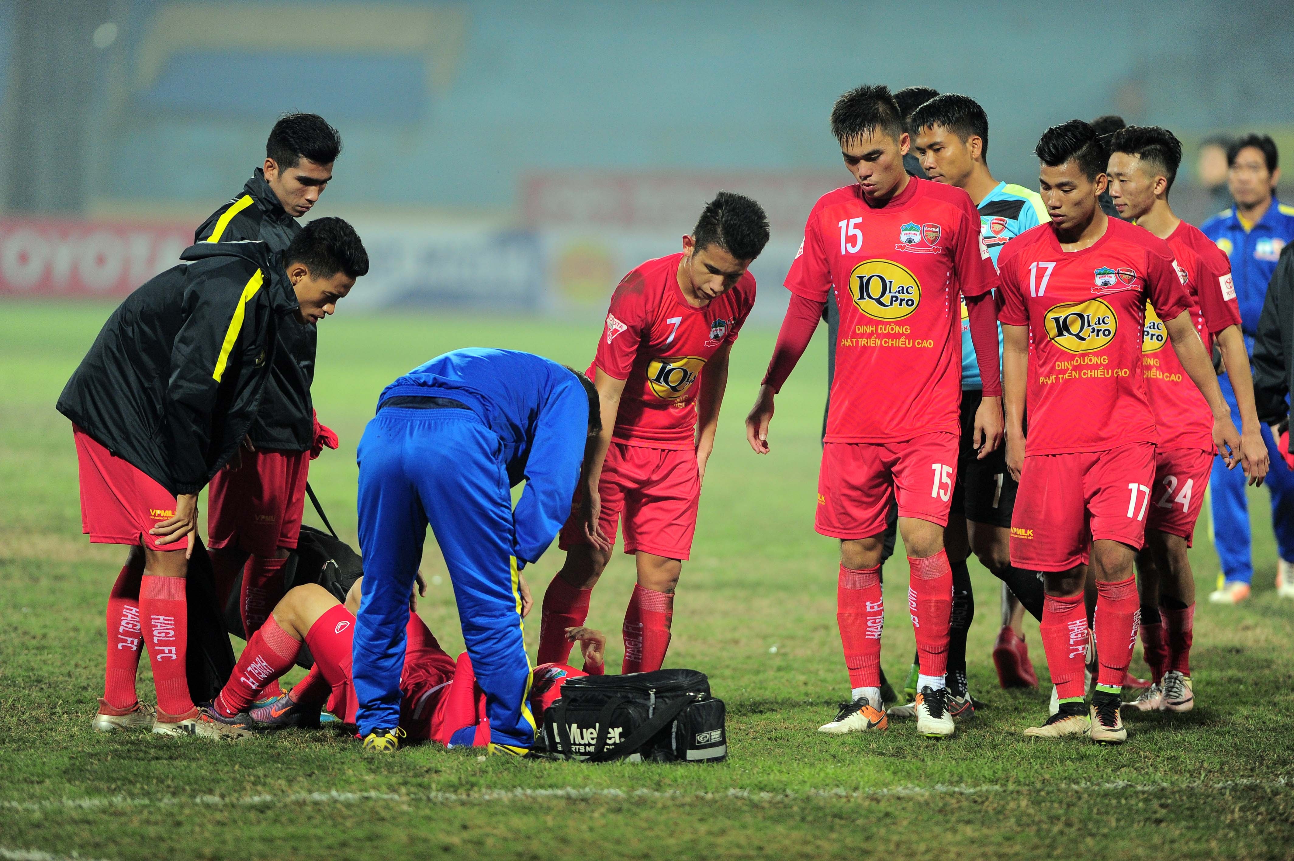 Công Phượng gục xuống sân ảnh 11 Cong Phuong guc xuong san anh 11