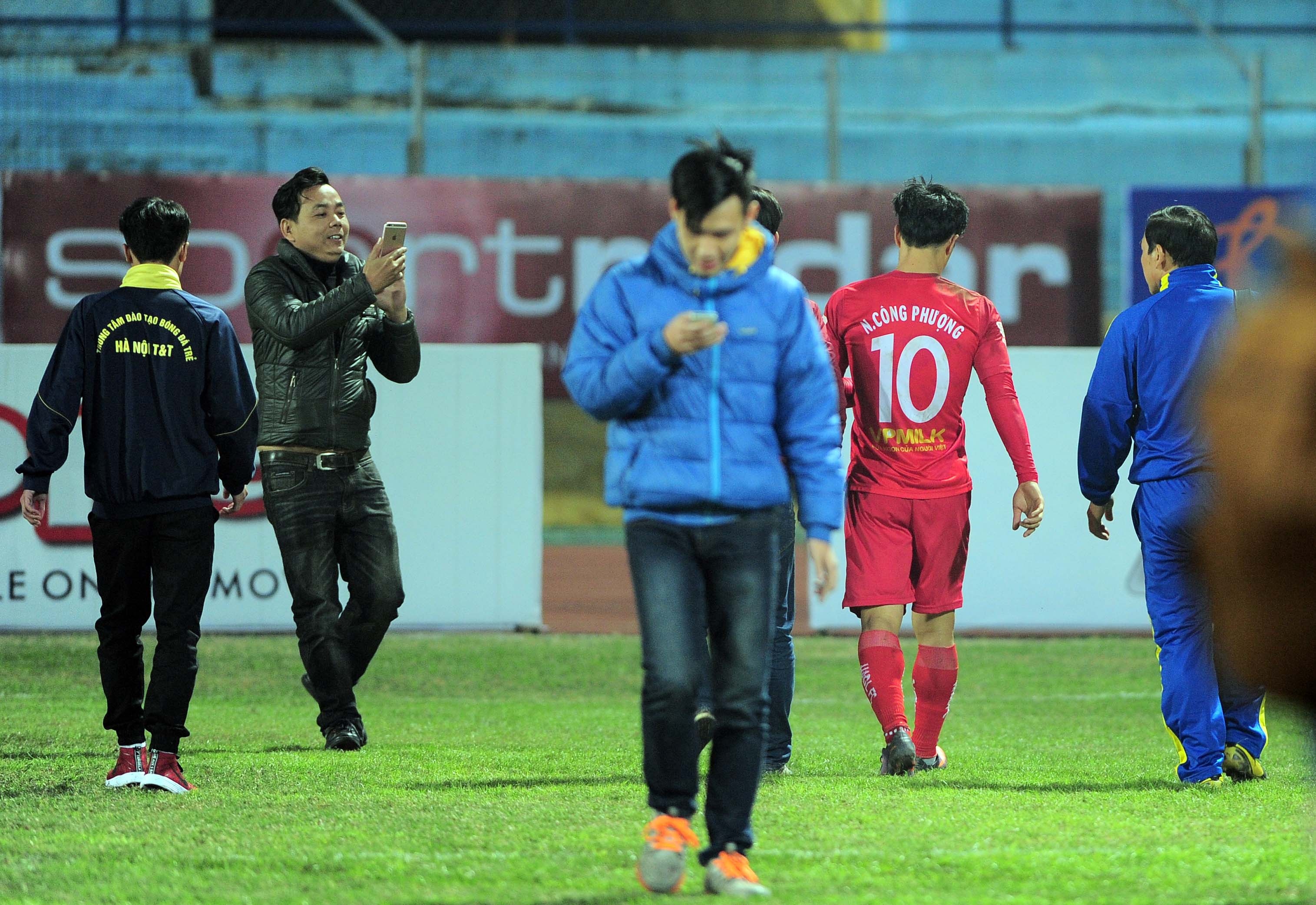 Công Phượng gục xuống sân ảnh 13 Cong Phuong guc xuong san anh 13