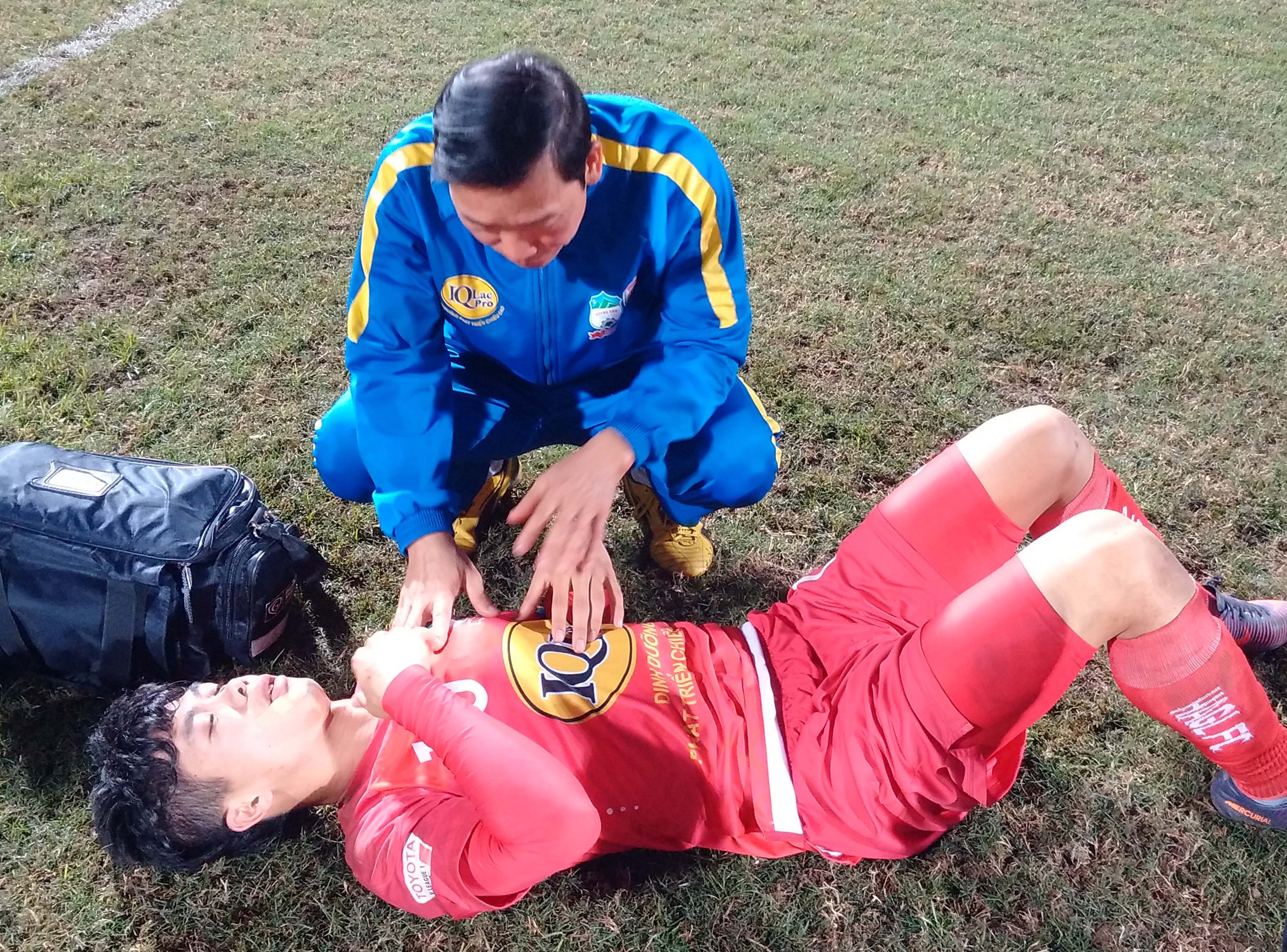 Công Phượng gục xuống sân ảnh 12 Cong Phuong guc xuong san anh 12