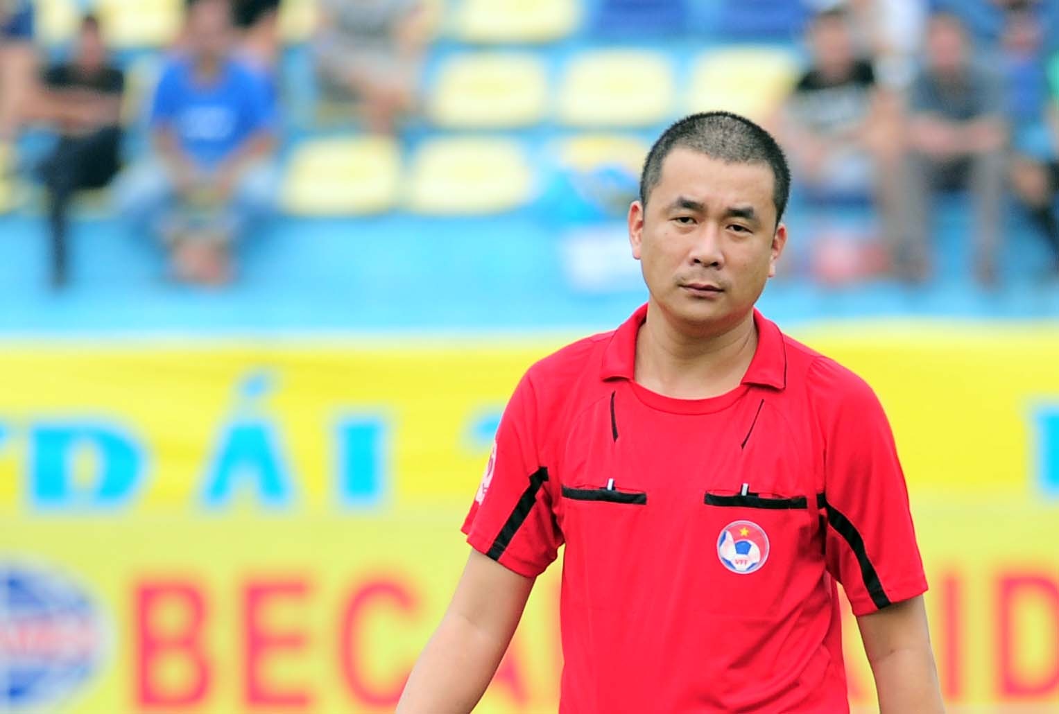 Nguoi thoi 11 m cho Barca co thau bat hanh cua trong tai Viet? hinh anh