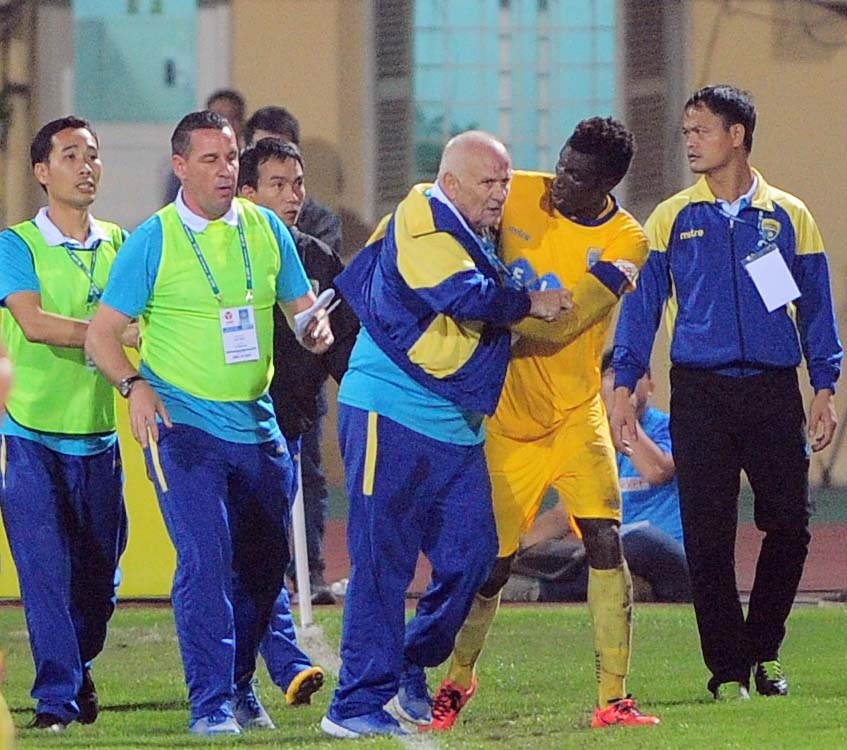 HLV phan doi trong tai anh 2