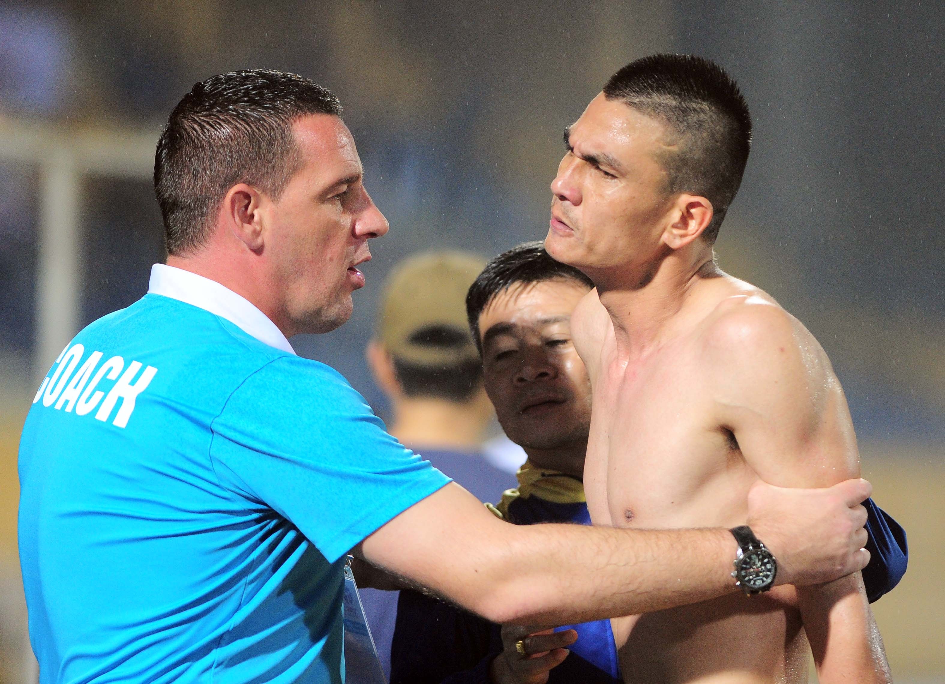 HLV ngoai nem chai nuoc, cau thu Thanh Hoa coi ao doi xu trong tai hinh anh