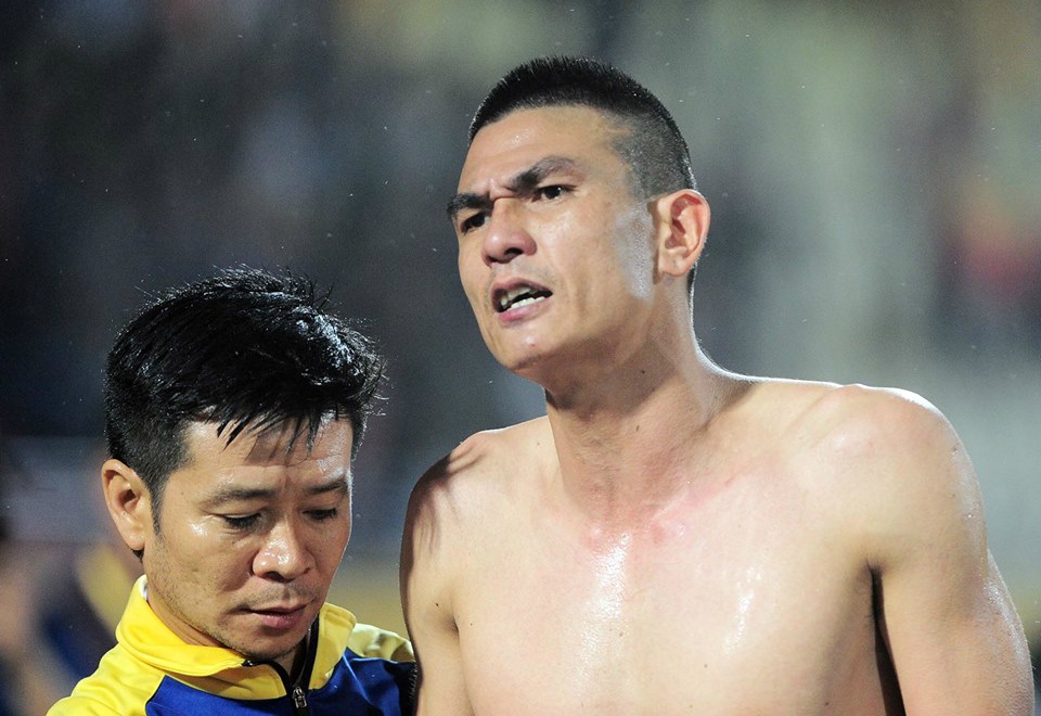 Vi sao cau thu va HLV Thanh Hoa phan ung du doi trong tai? hinh anh