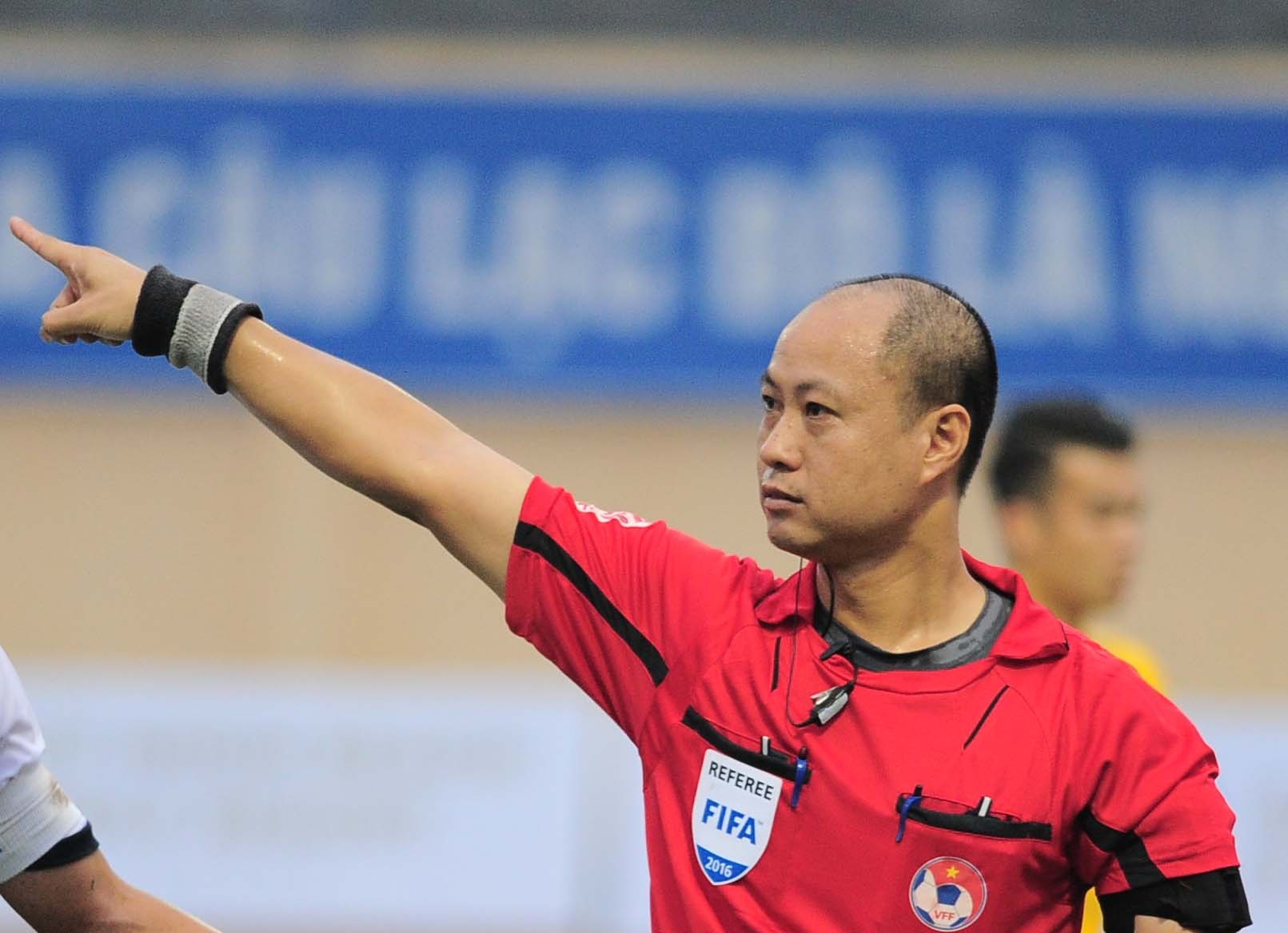 Cuu coi vang V.League: ‘Sao khong ky luat trong tai Hoang Anh Tuan?’ hinh anh