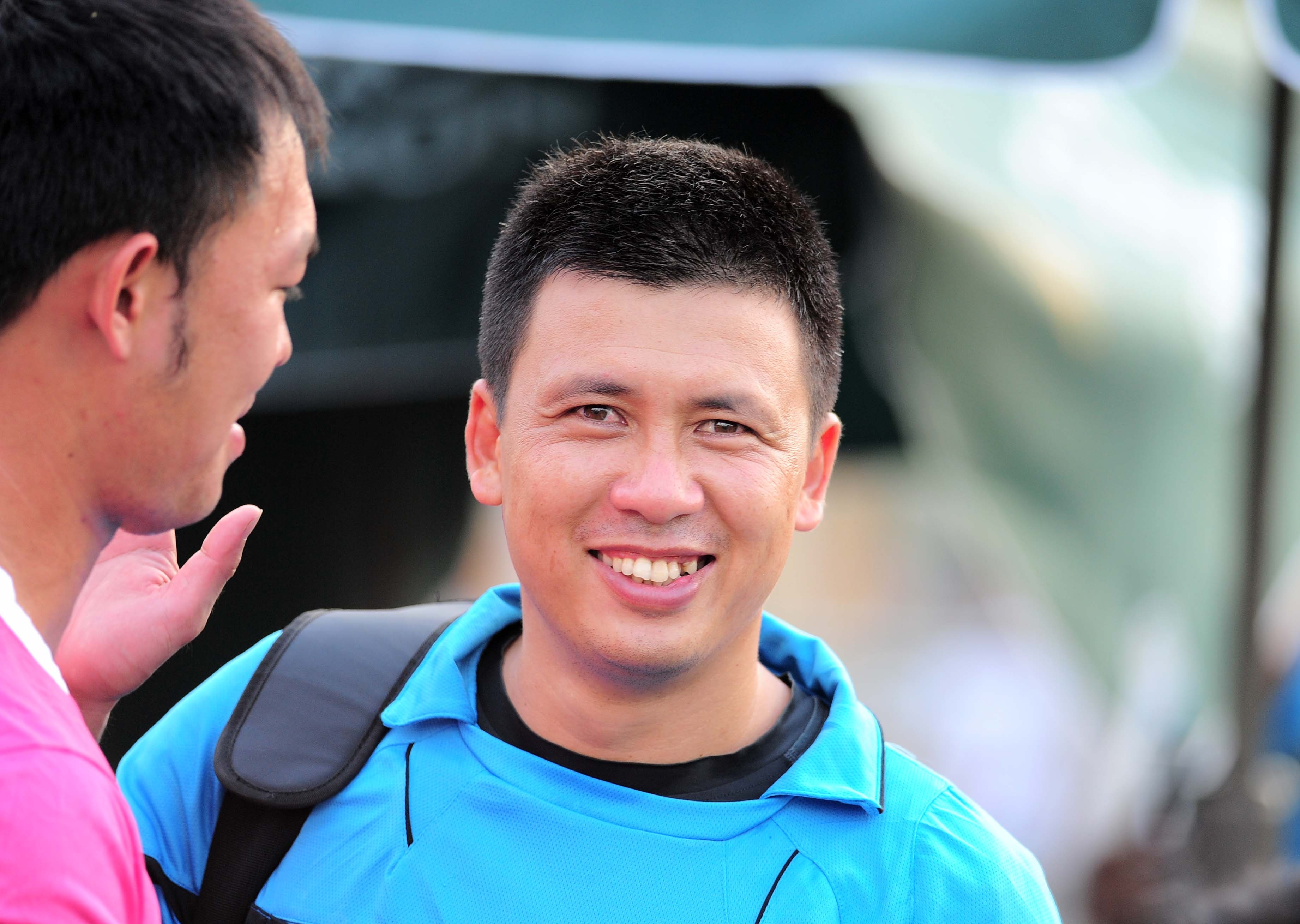 Lam 'tot thi', hang loat trong tai Viet bo V.League sang san phui hinh anh