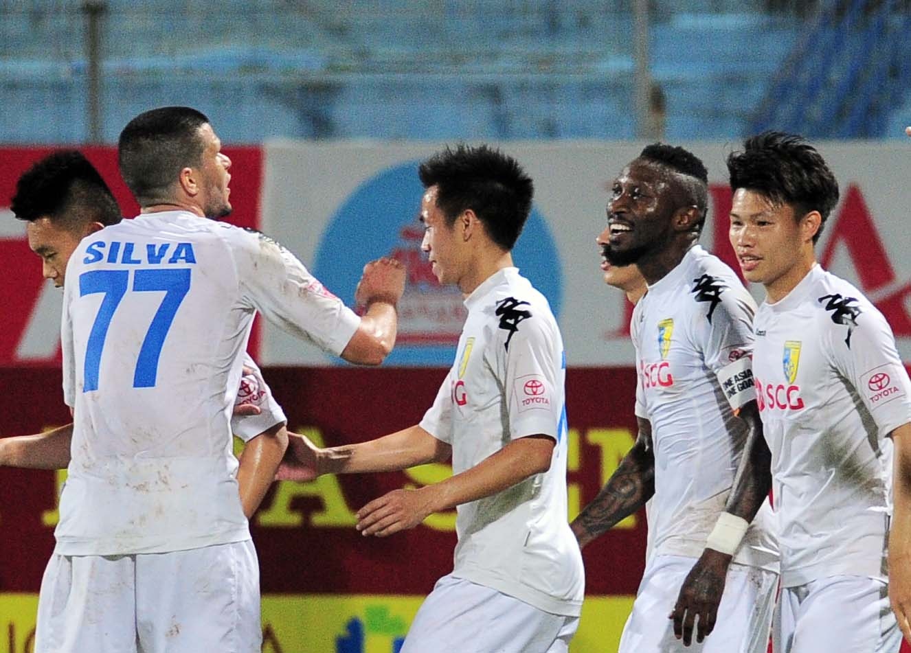 Samson ghi ban phut bu gio, Ha Noi tam len dau bang hinh anh