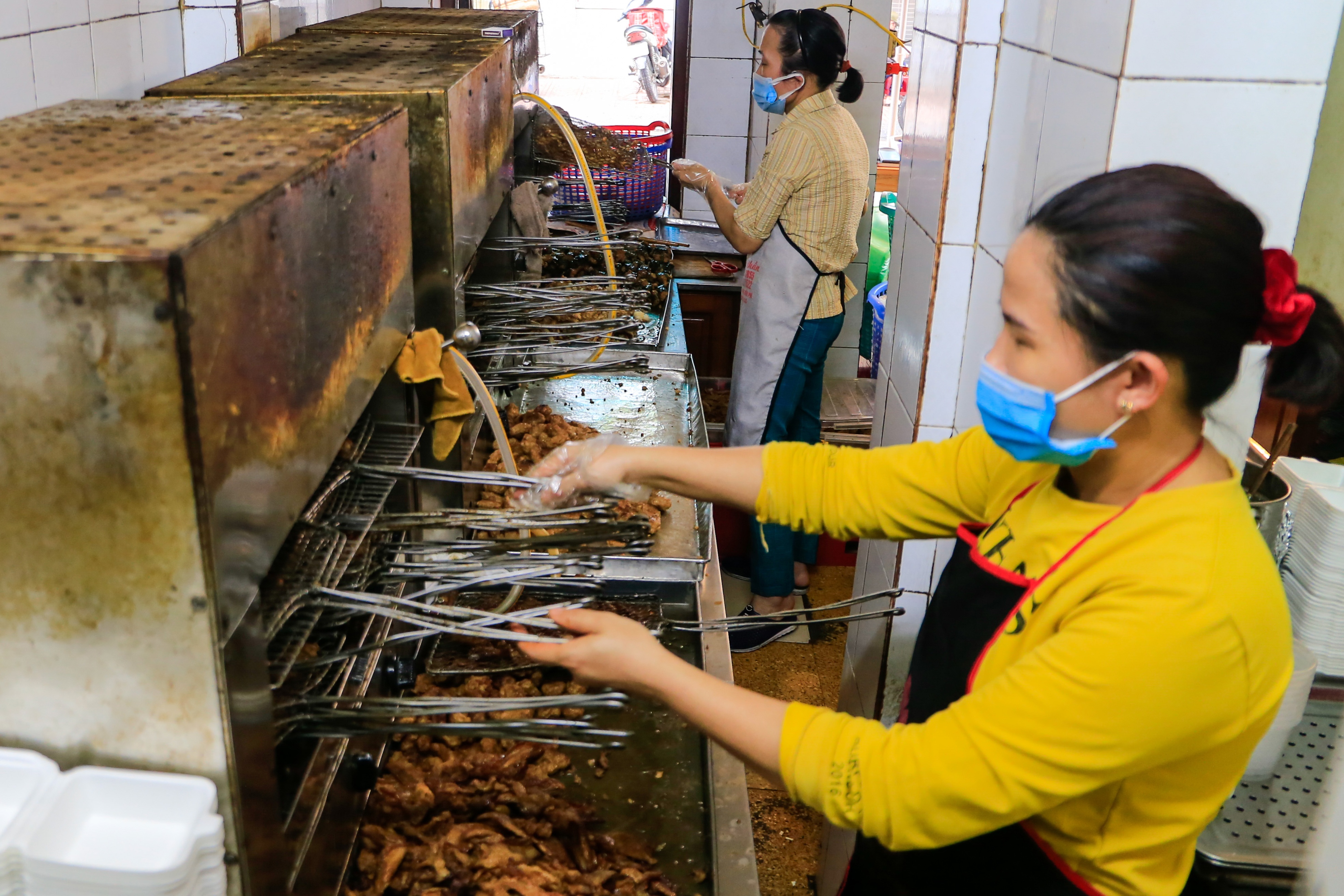Quan bun cha Hang Manh nuong thit kieu cong nghiep hinh anh