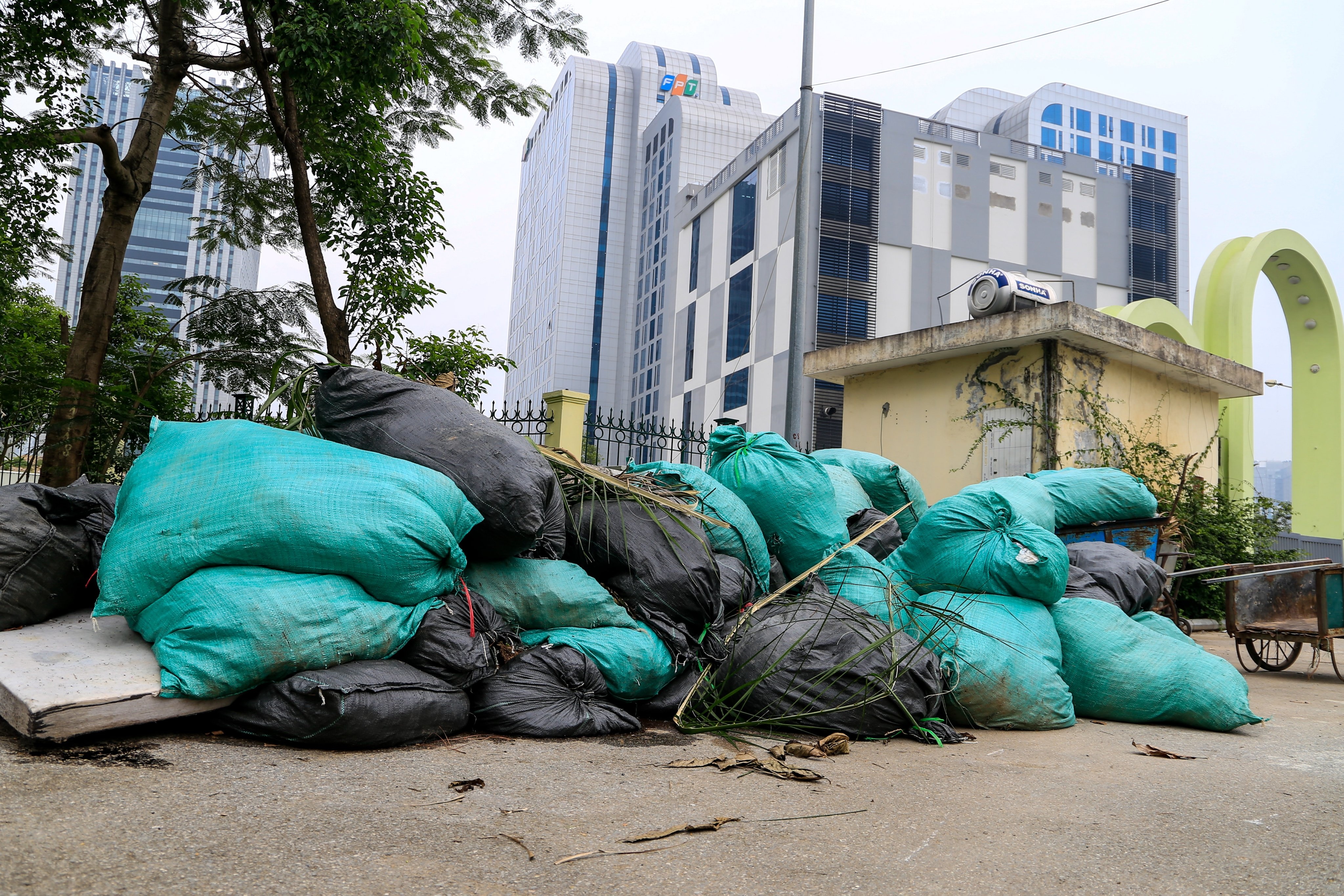 Công viên Cầu Giấy xuống cấp ảnh 11 Cong vien Cau Giay xuong cap anh 11