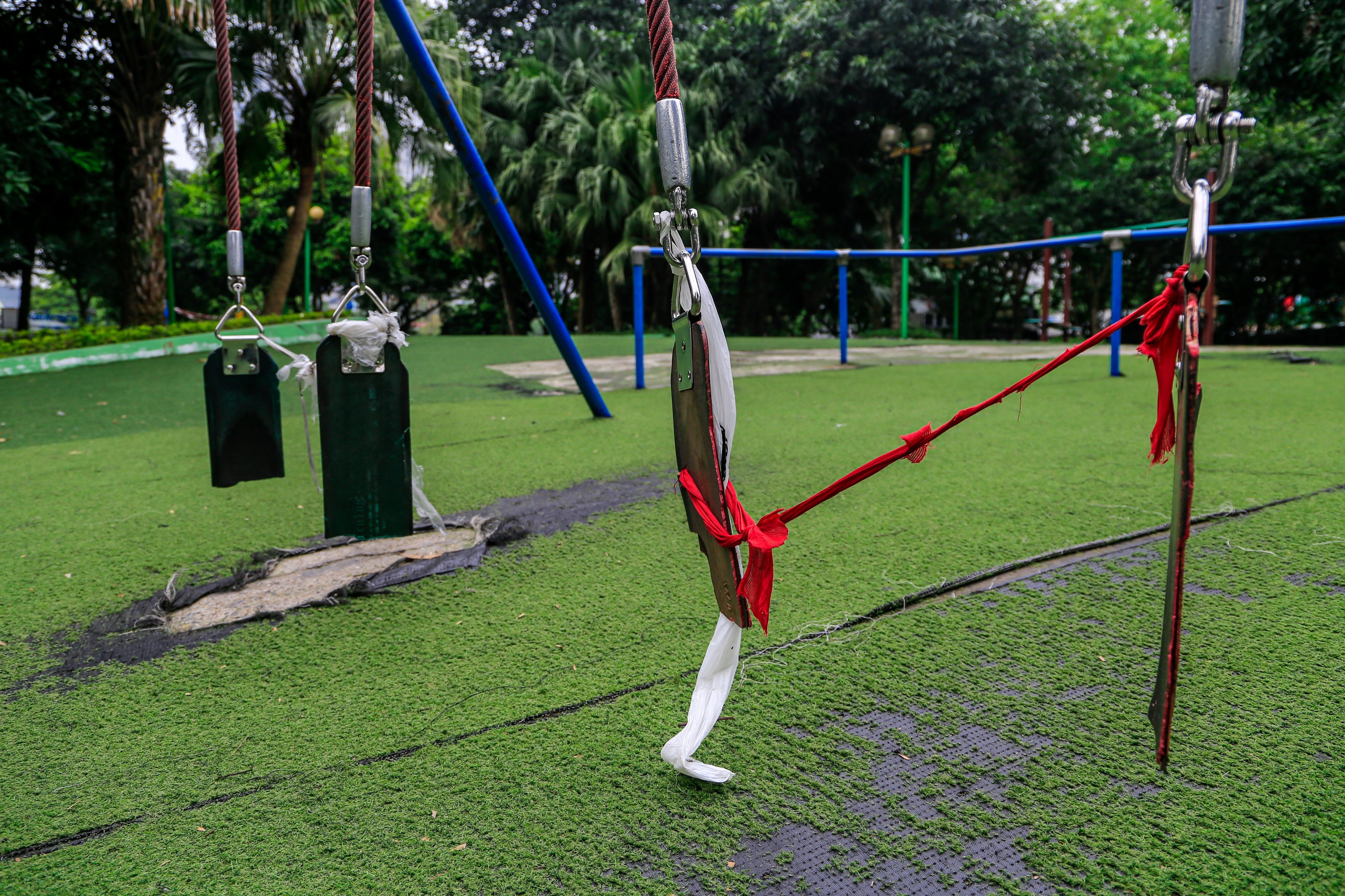 Nhieu hang muc o cong vien Cau Giay xuong cap, thanh bay voi nguoi dan hinh anh