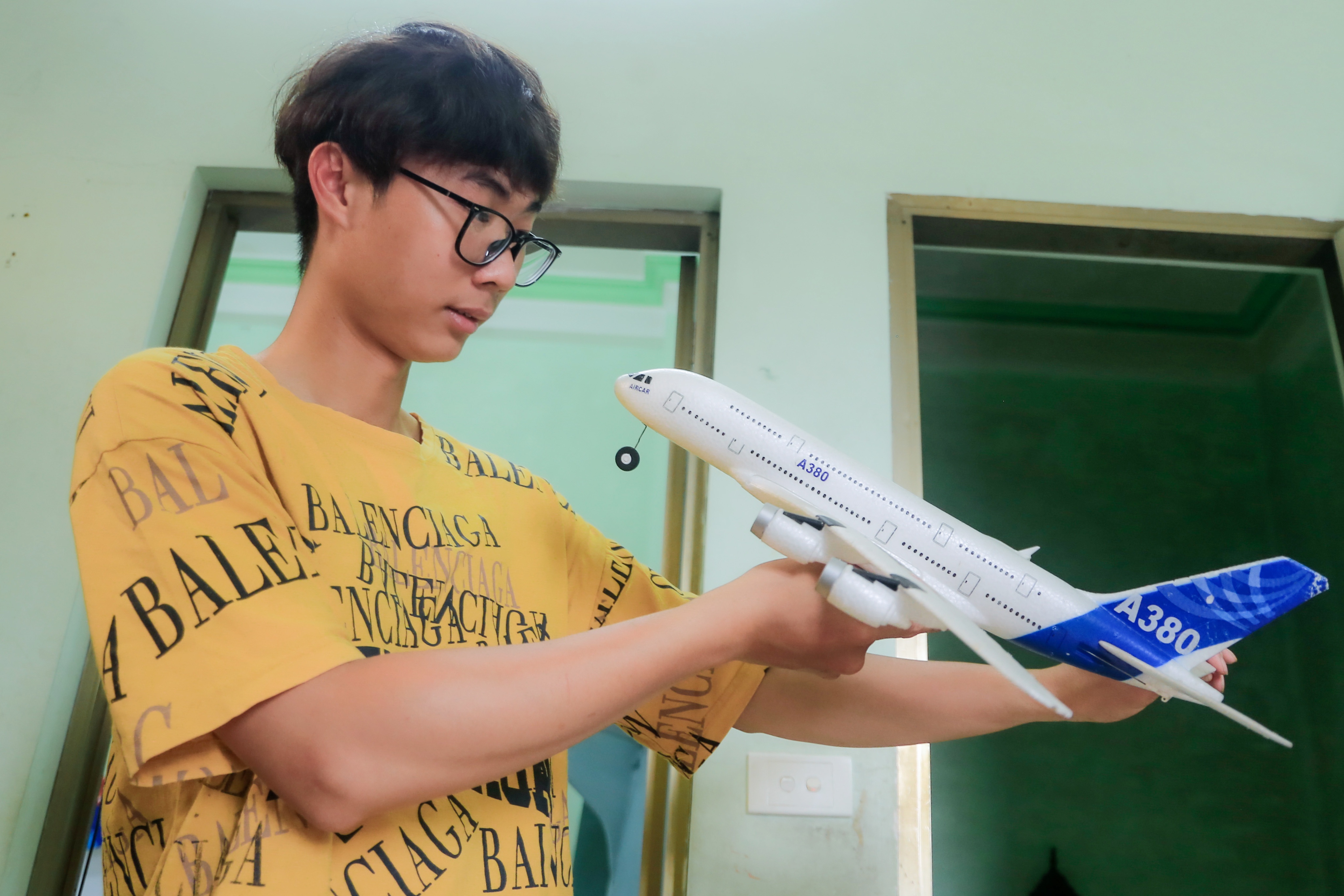 Chang trai 20 tuoi tu tay lam hon 100 may bay mo hinh hinh anh