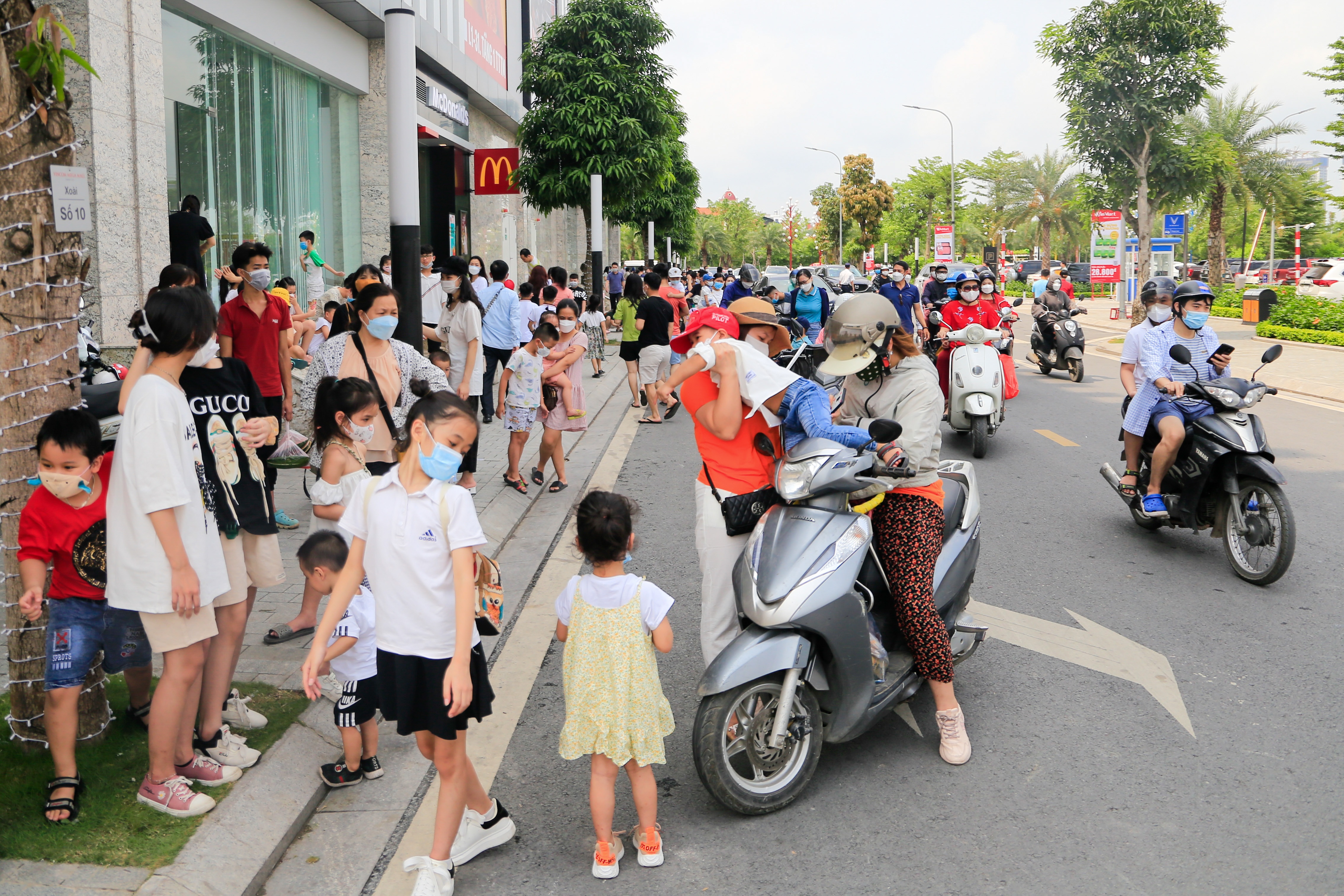 trung tam thuong mai dong nghit khach anh 1