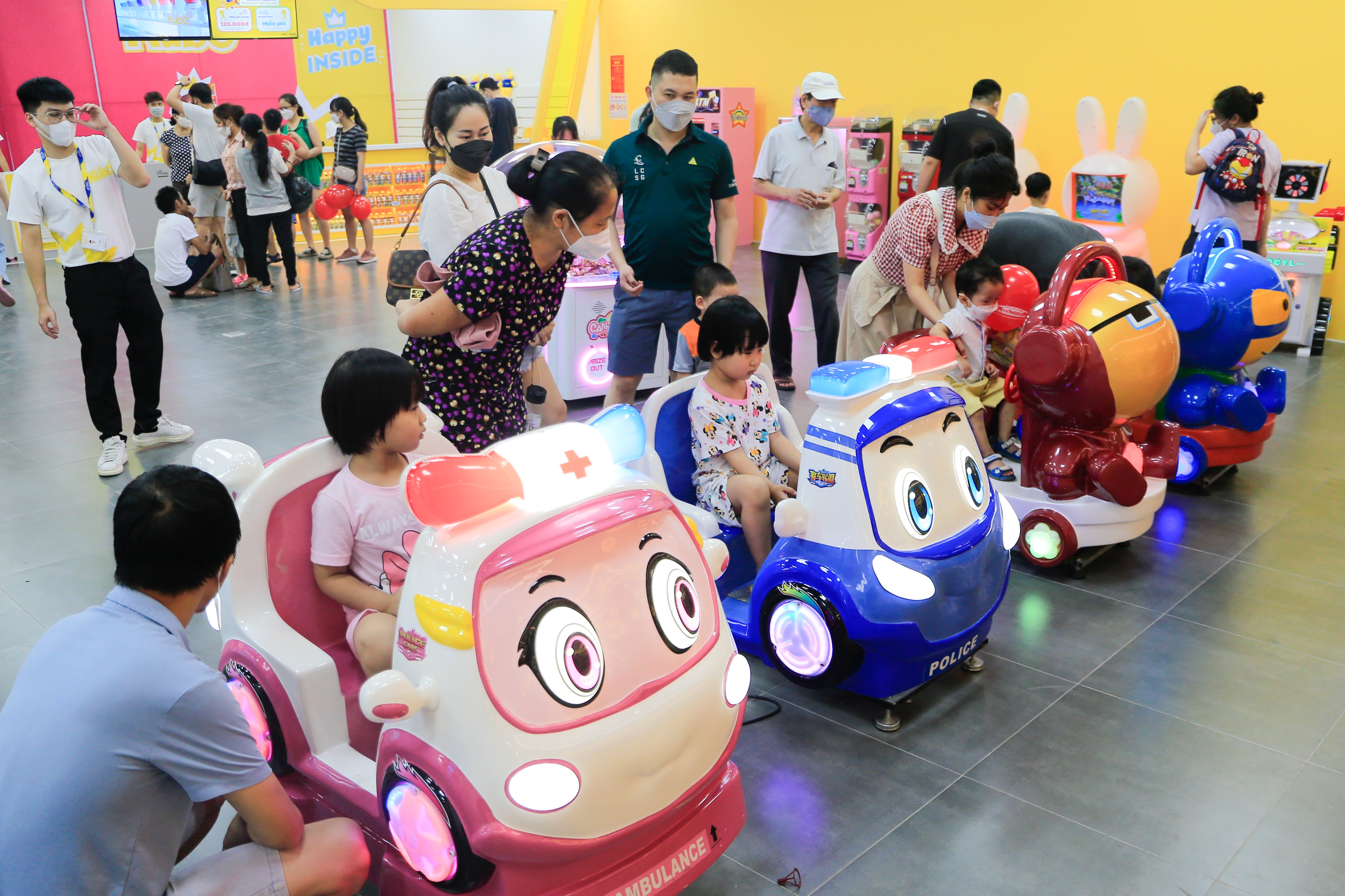 trung tam thuong mai dong nghit khach anh 5