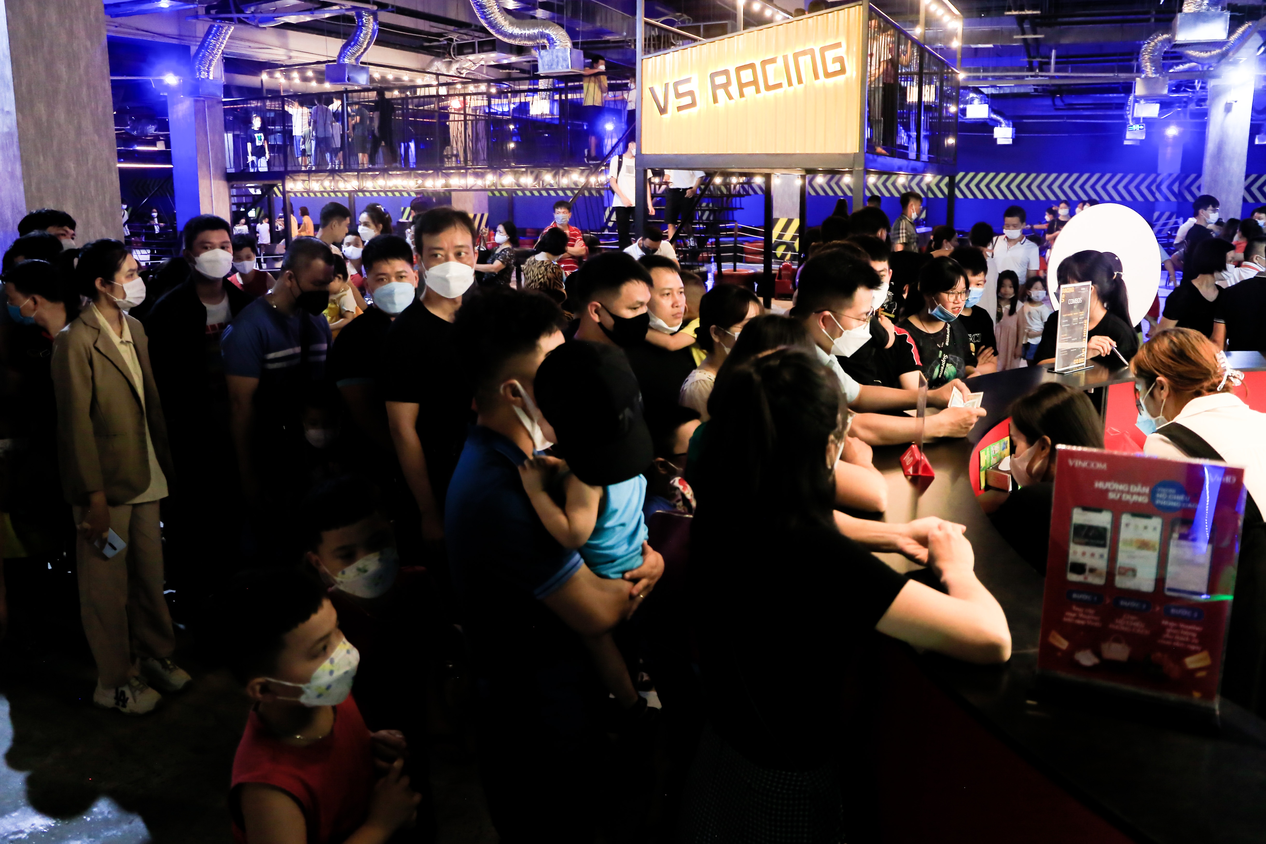 trung tam thuong mai dong nghit khach anh 4