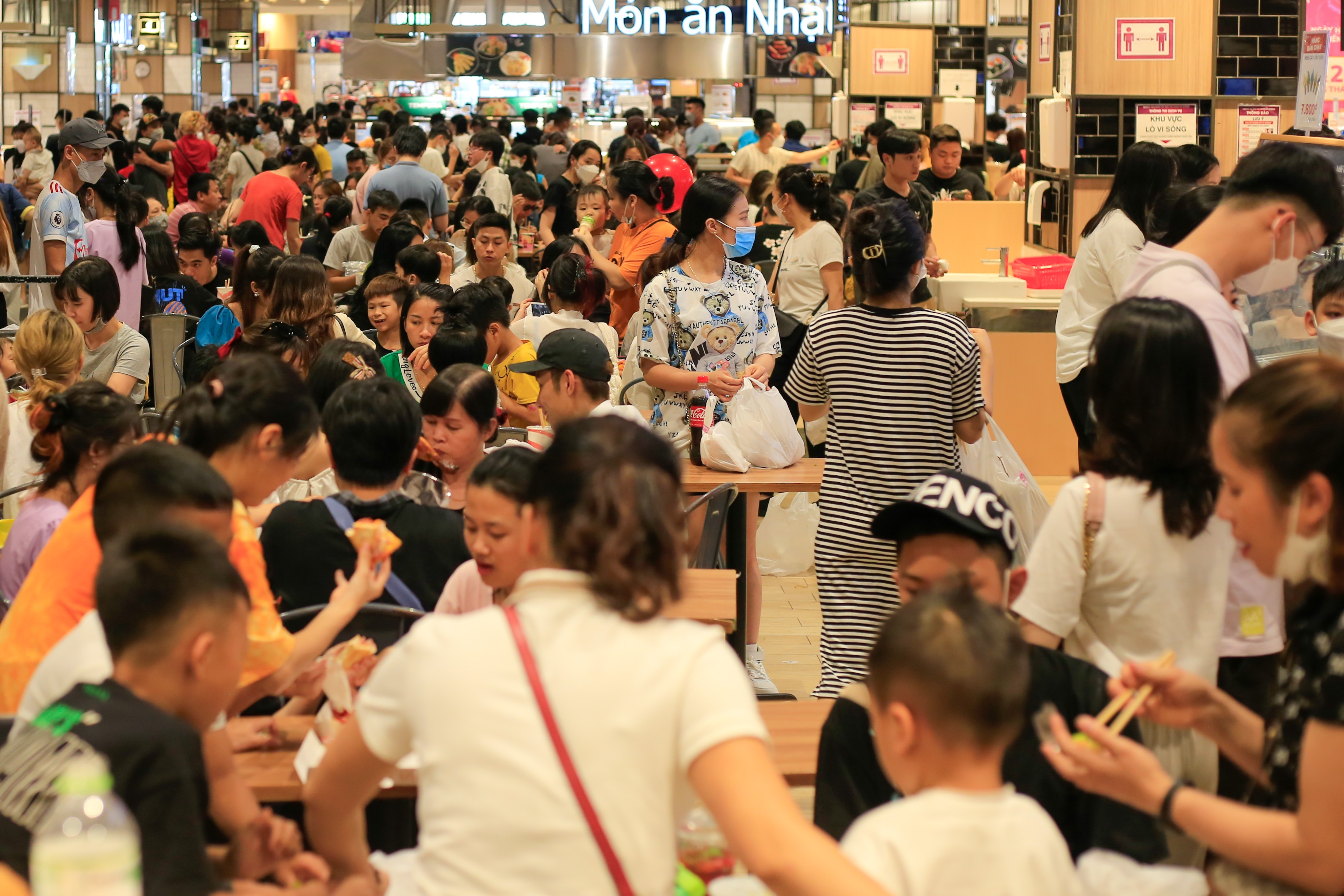 trung tam thuong mai dong nghit khach anh 10