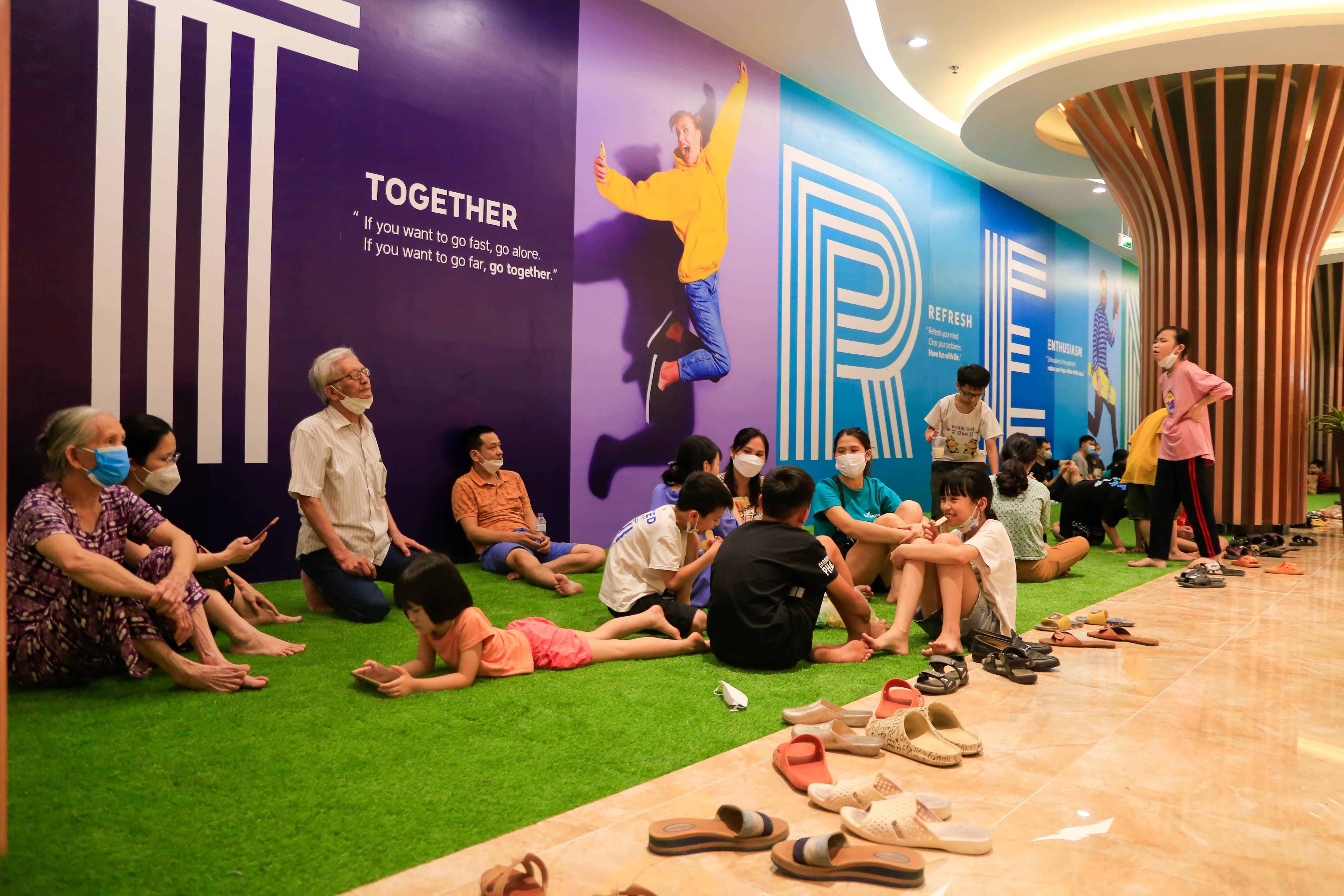 trung tam thuong mai dong nghit khach anh 9