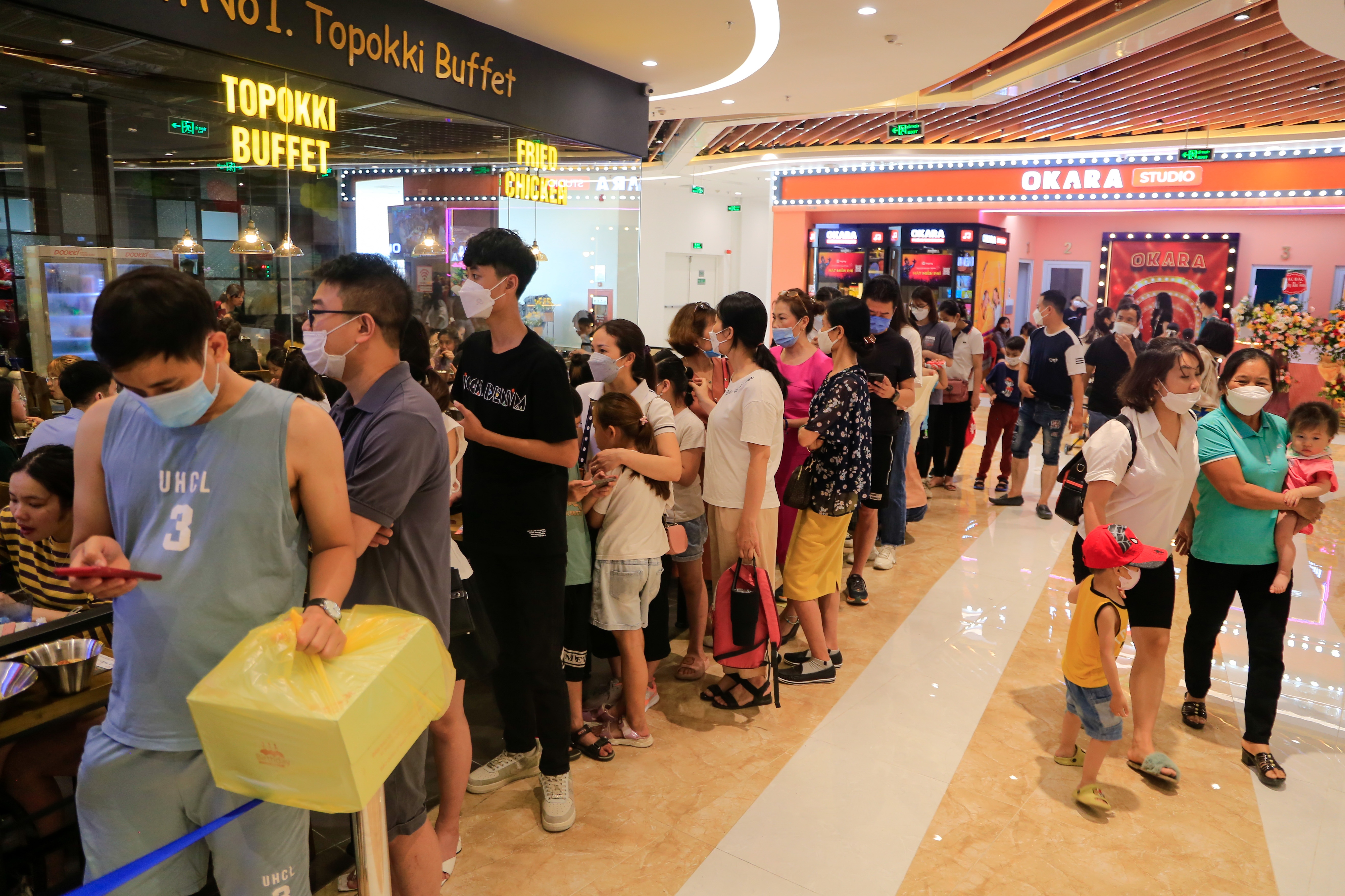 Xep hang hon 1 tieng doi an trua o trung tam thuong mai Ha Noi hinh anh