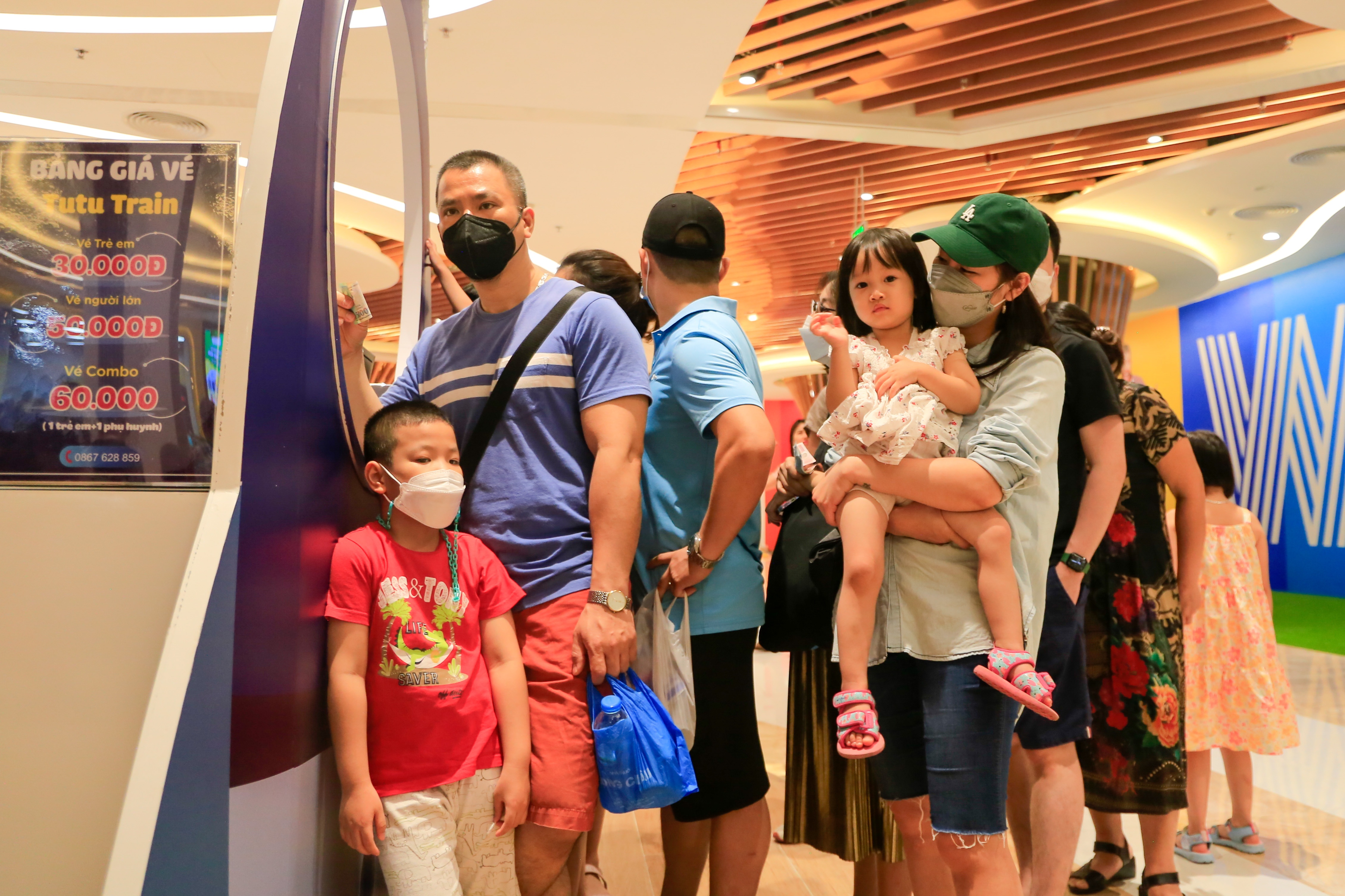 trung tam thuong mai dong nghit khach anh 6