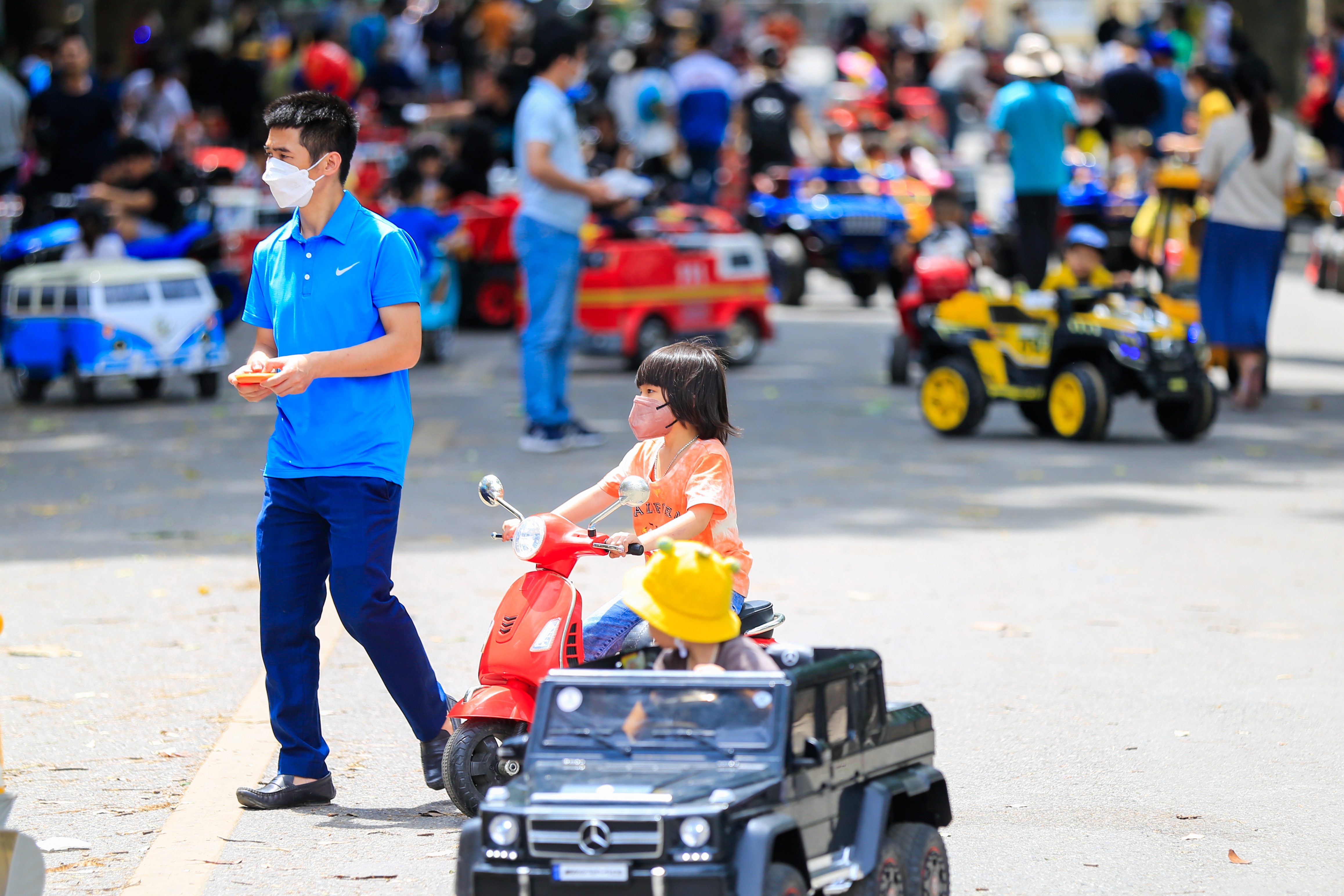 hang nghin nguoi ve khu vui choi tai Ha Noi anh 2