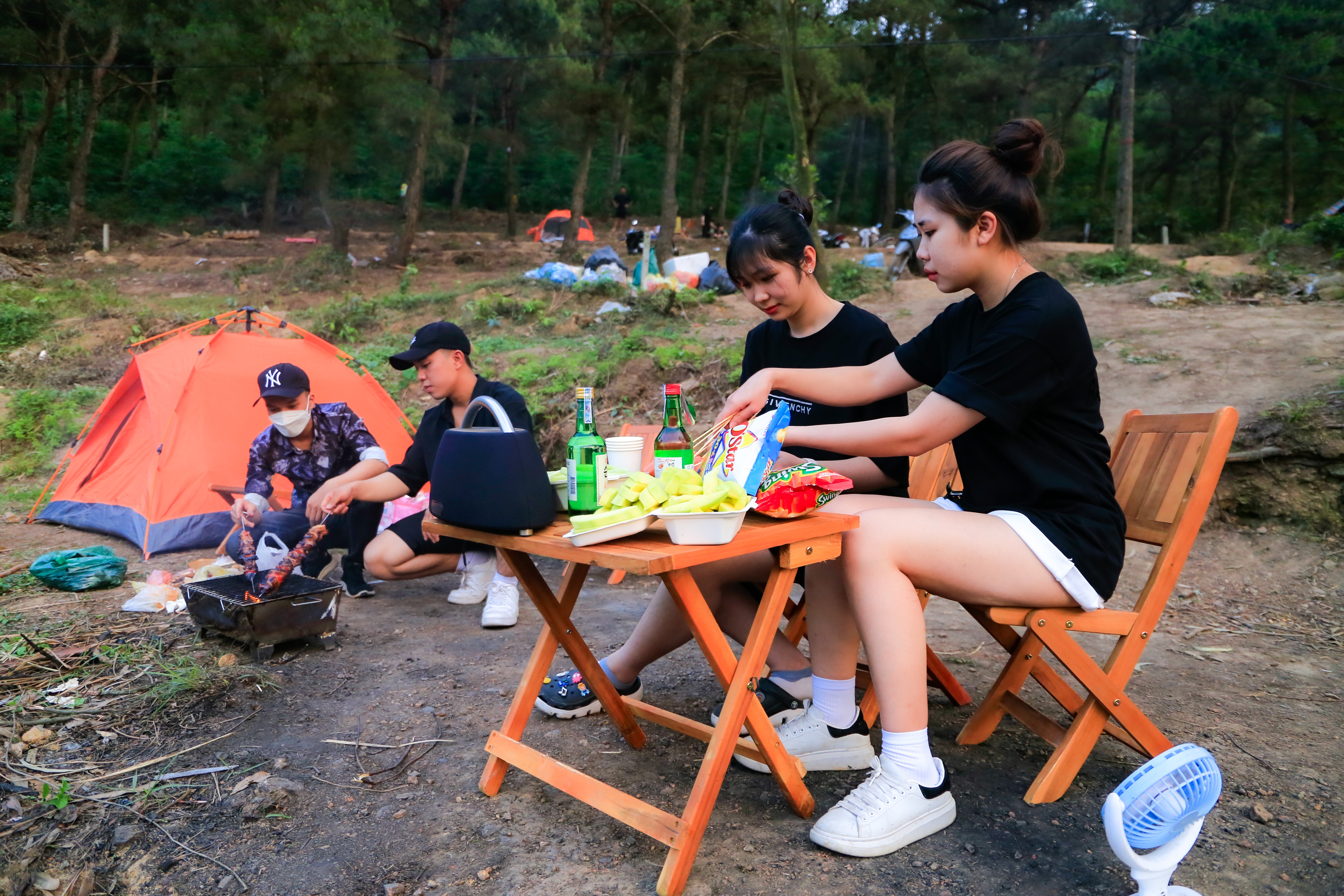 Gia dinh, ban tre do ve ho Dong Do cam trai, an uong ngay nghi le hinh anh