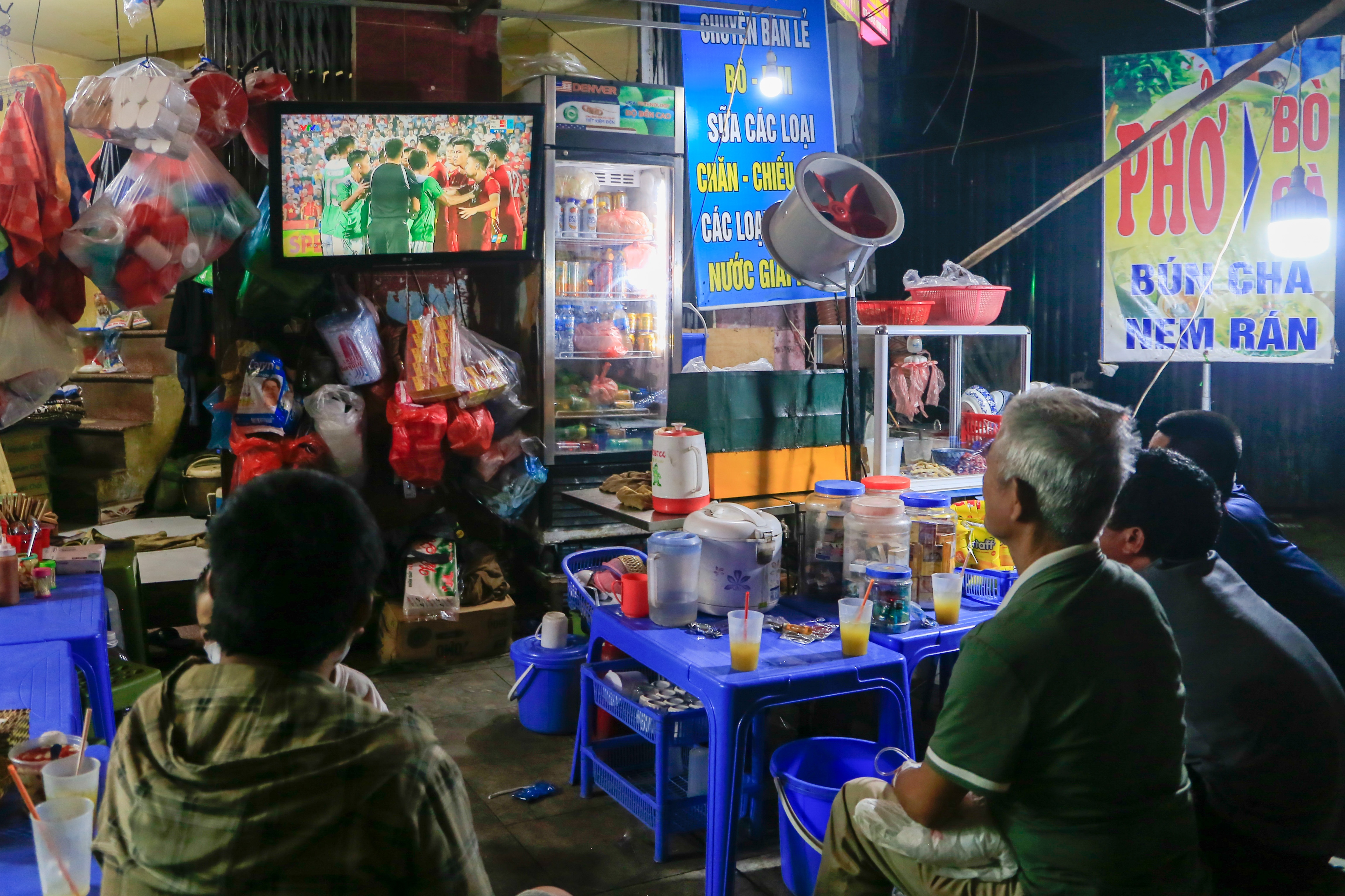 theo doi tran dau Viet Nam - Indonesia anh 5