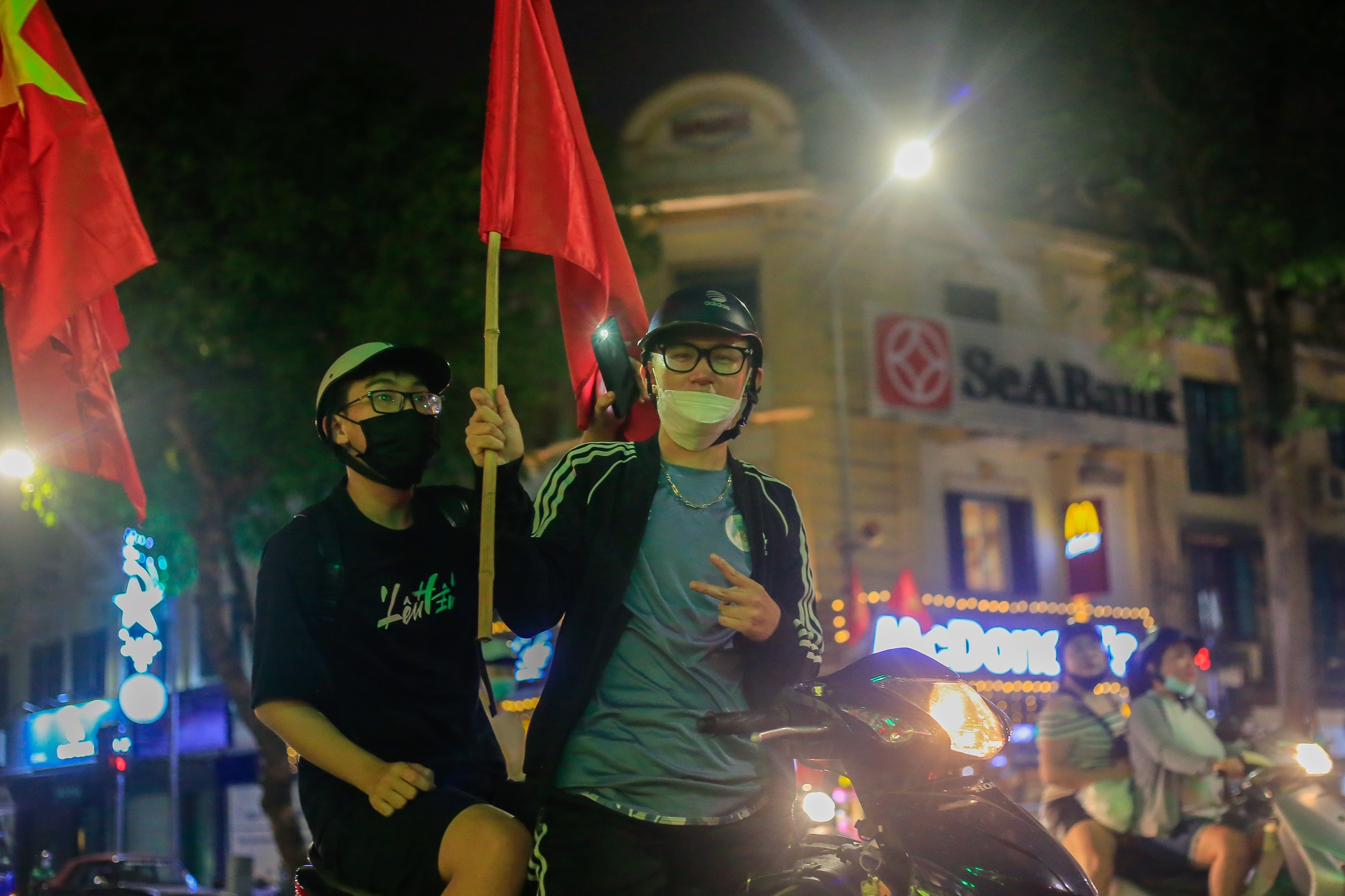 co dong vien an mung chien thang U23 anh 10