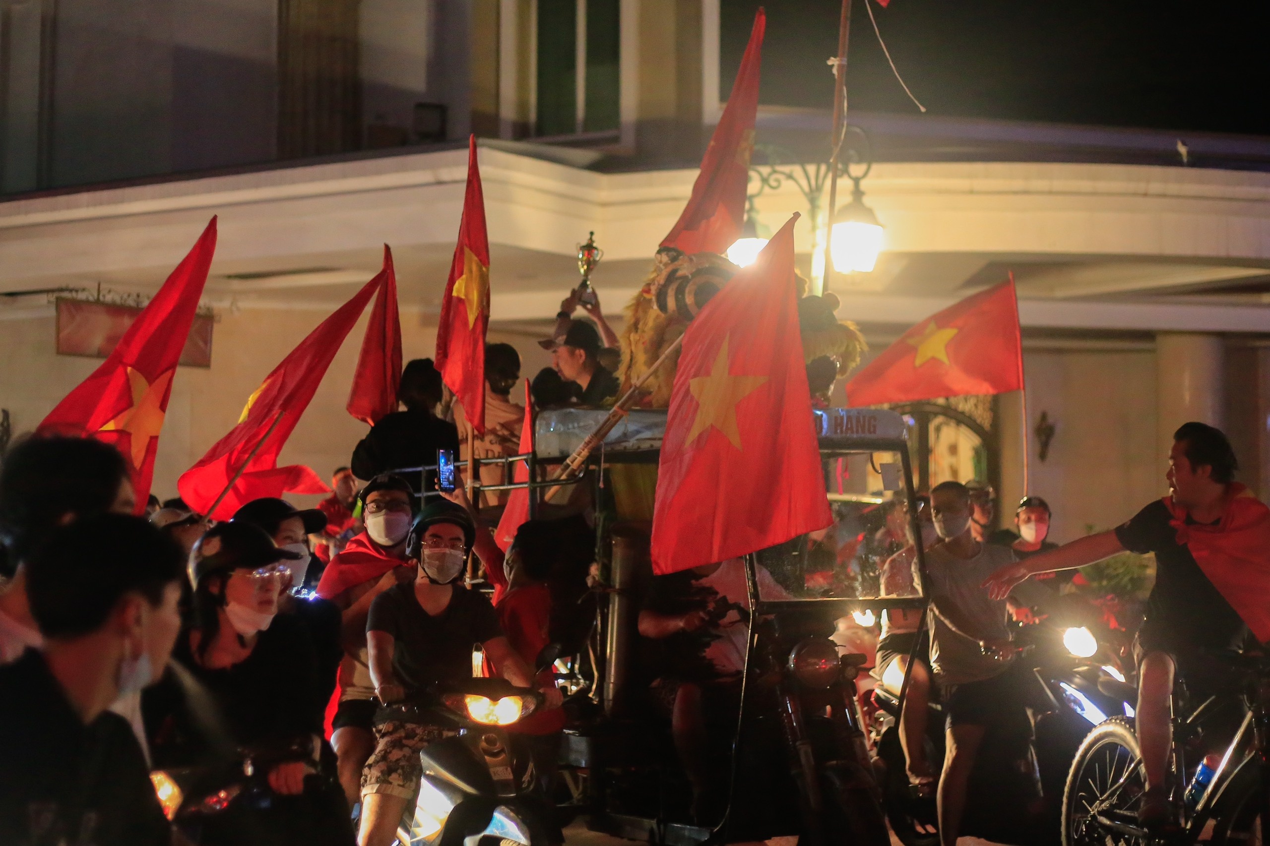 co dong vien an mung chien thang U23 anh 4