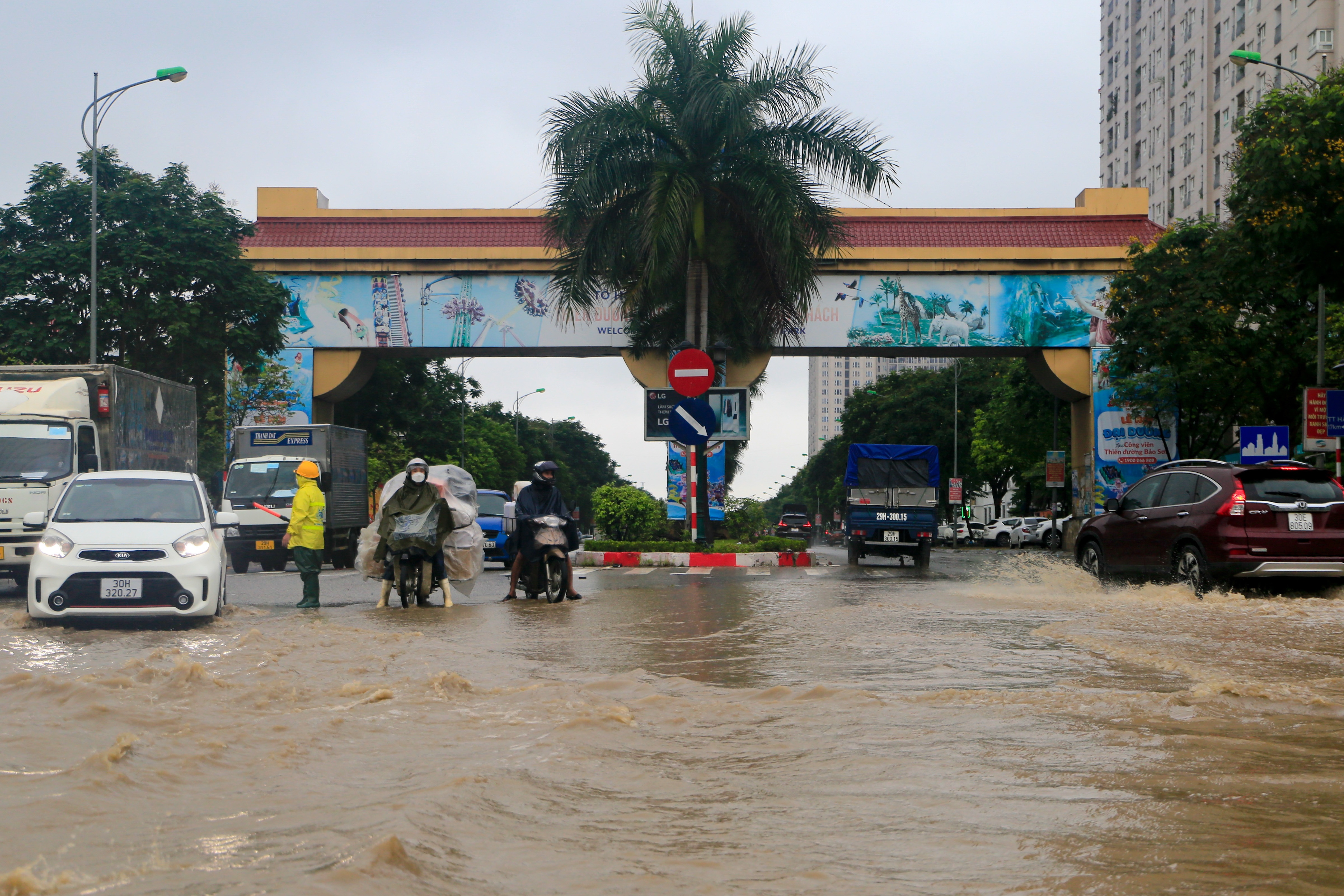 mua lon nhieu tuyen duong tai Ha Noi ngap sau anh 1
