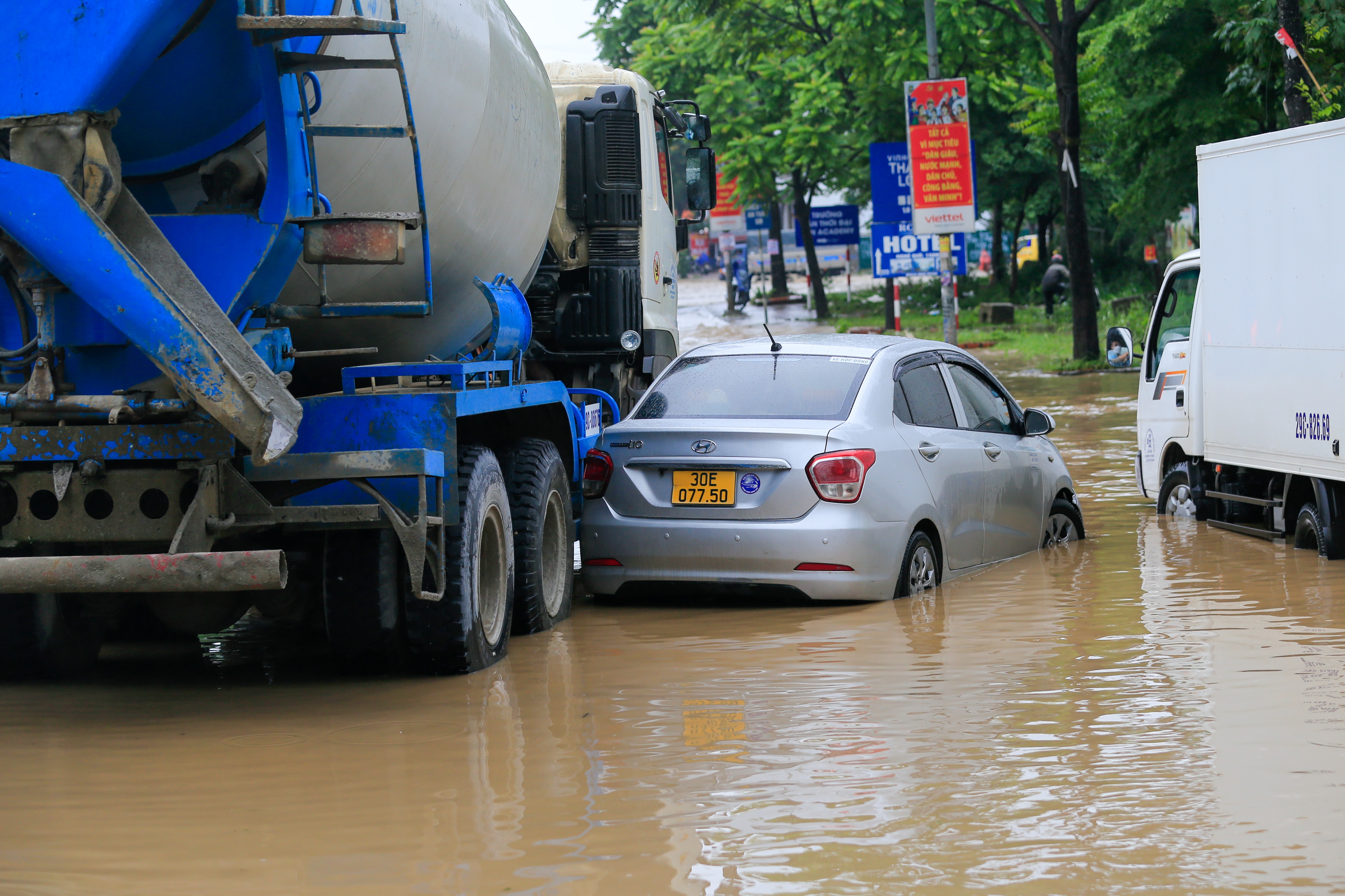 mua lon nhieu tuyen duong tai Ha Noi ngap sau anh 2