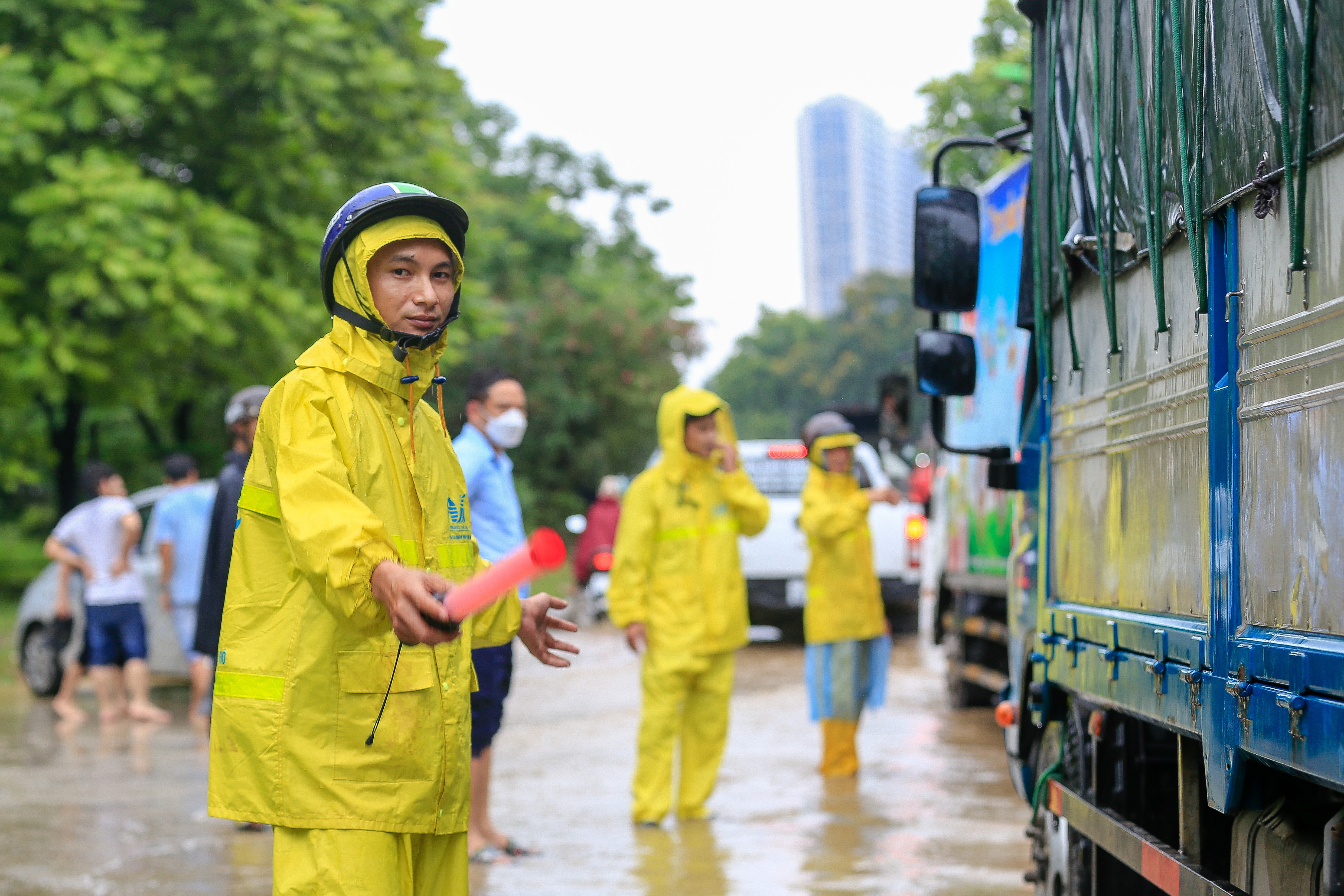 mua lon nhieu tuyen duong tai Ha Noi ngap sau anh 4