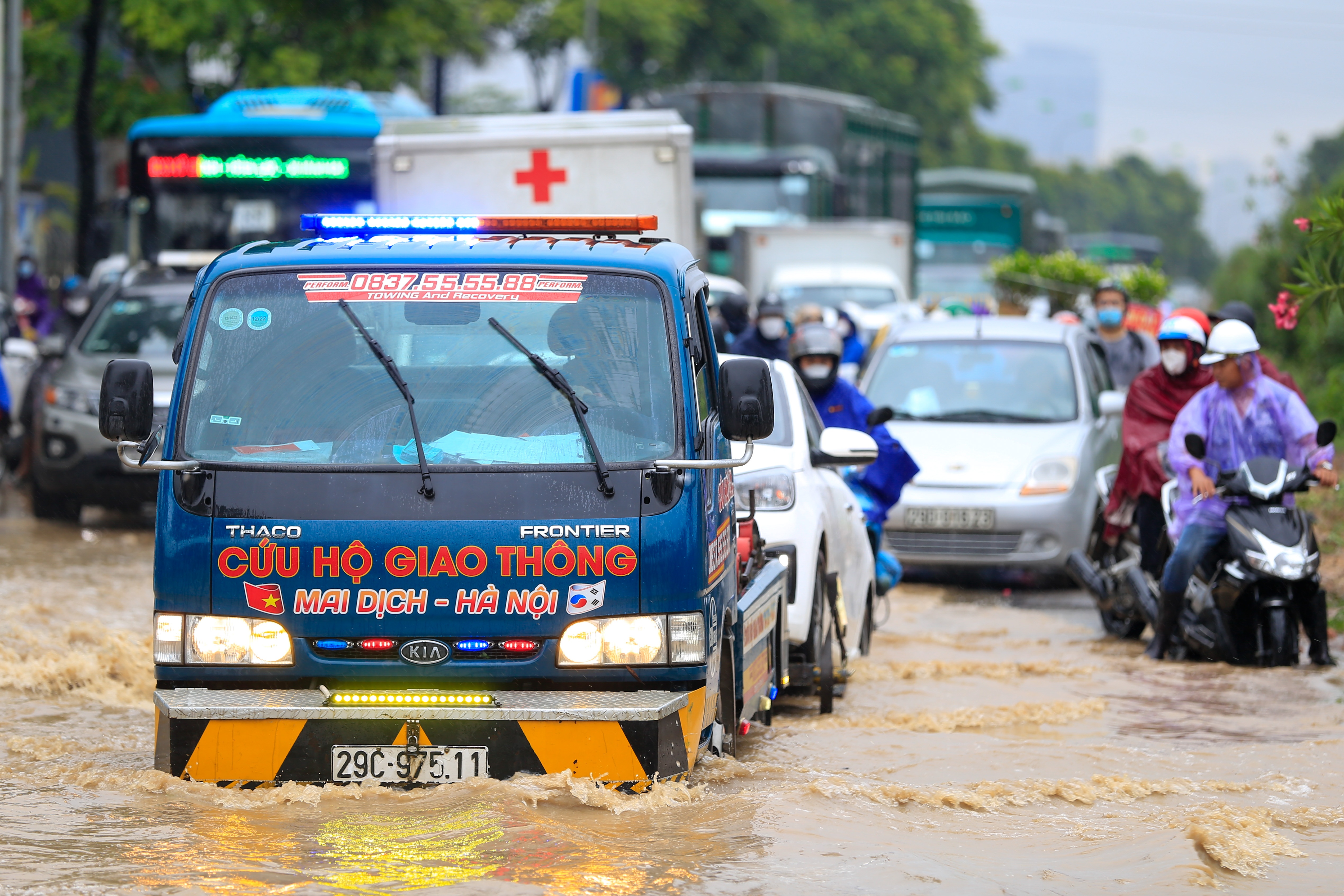 mua lon nhieu tuyen duong tai Ha Noi ngap sau anh 3