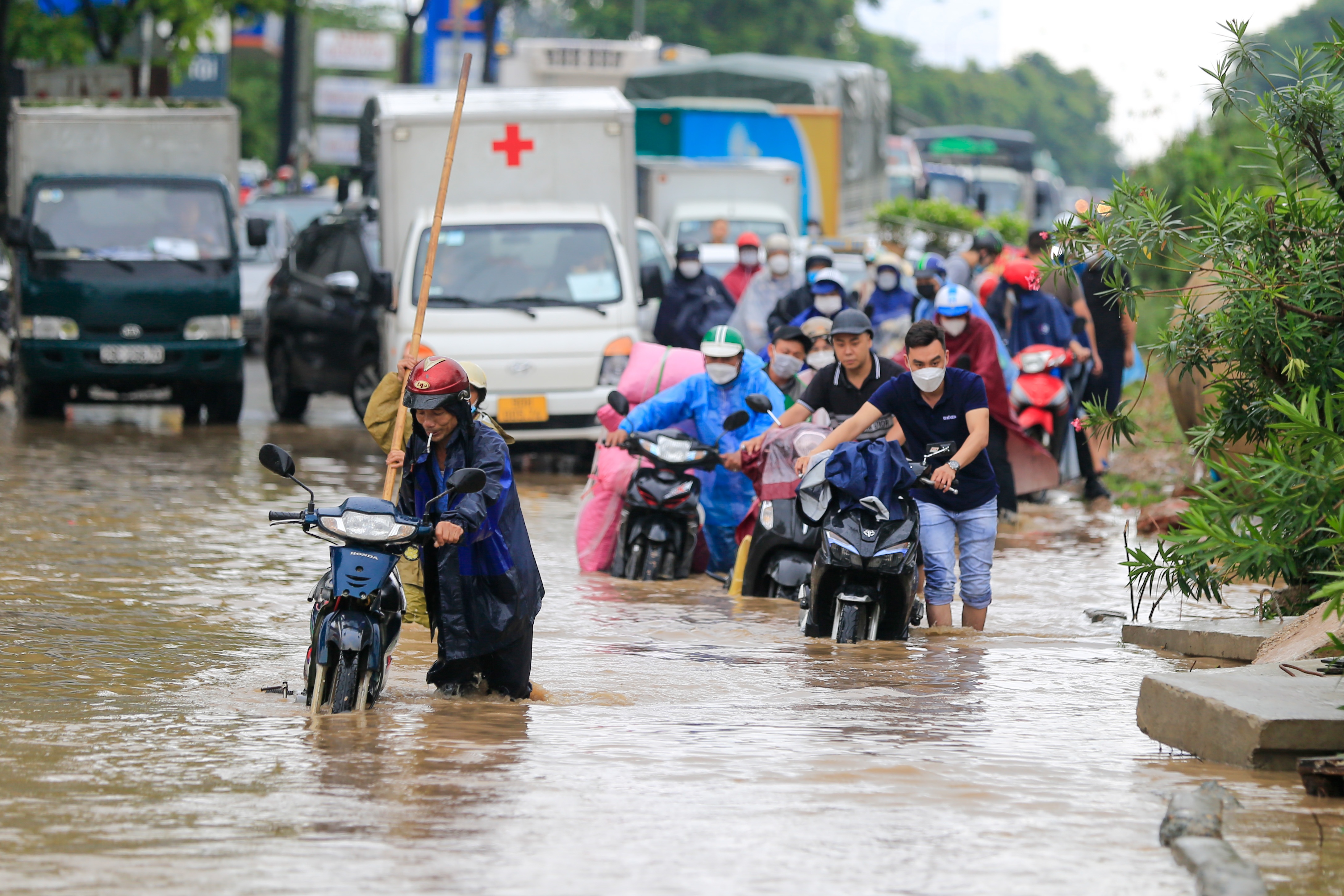 mua lon nhieu tuyen duong tai Ha Noi ngap sau anh 5