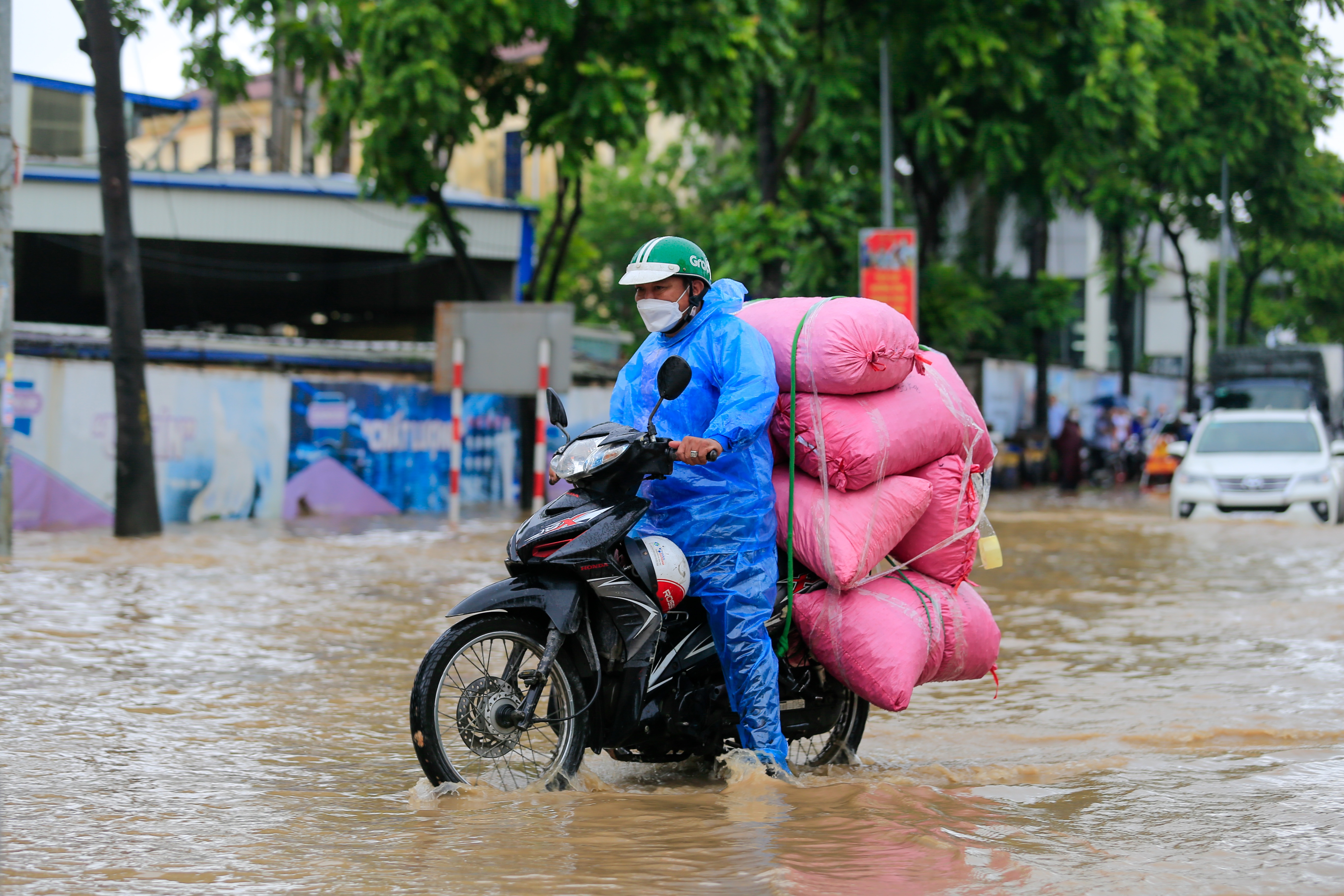 mua lon nhieu tuyen duong tai Ha Noi ngap sau anh 9