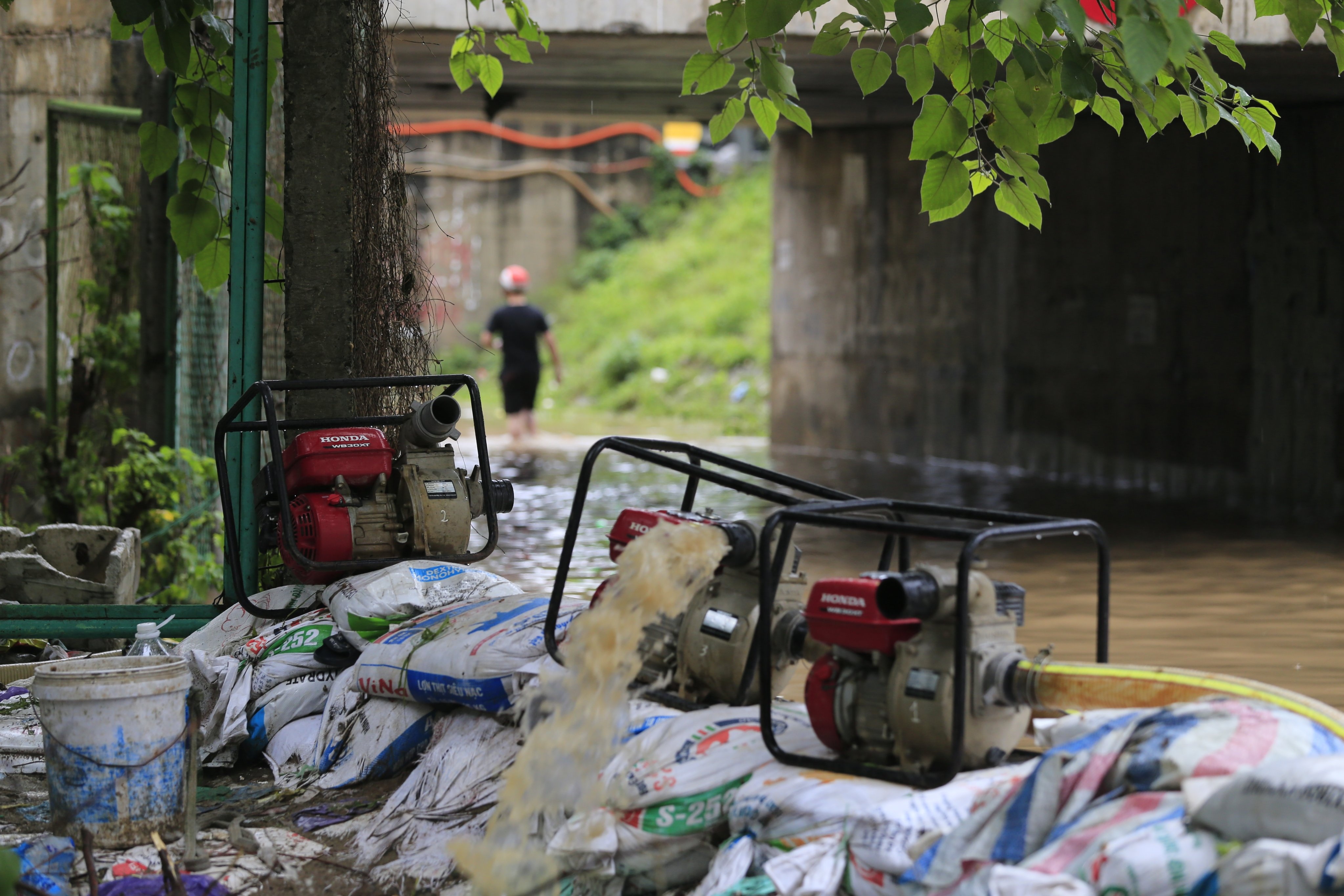 mua lon nhieu tuyen duong tai Ha Noi ngap sau anh 11