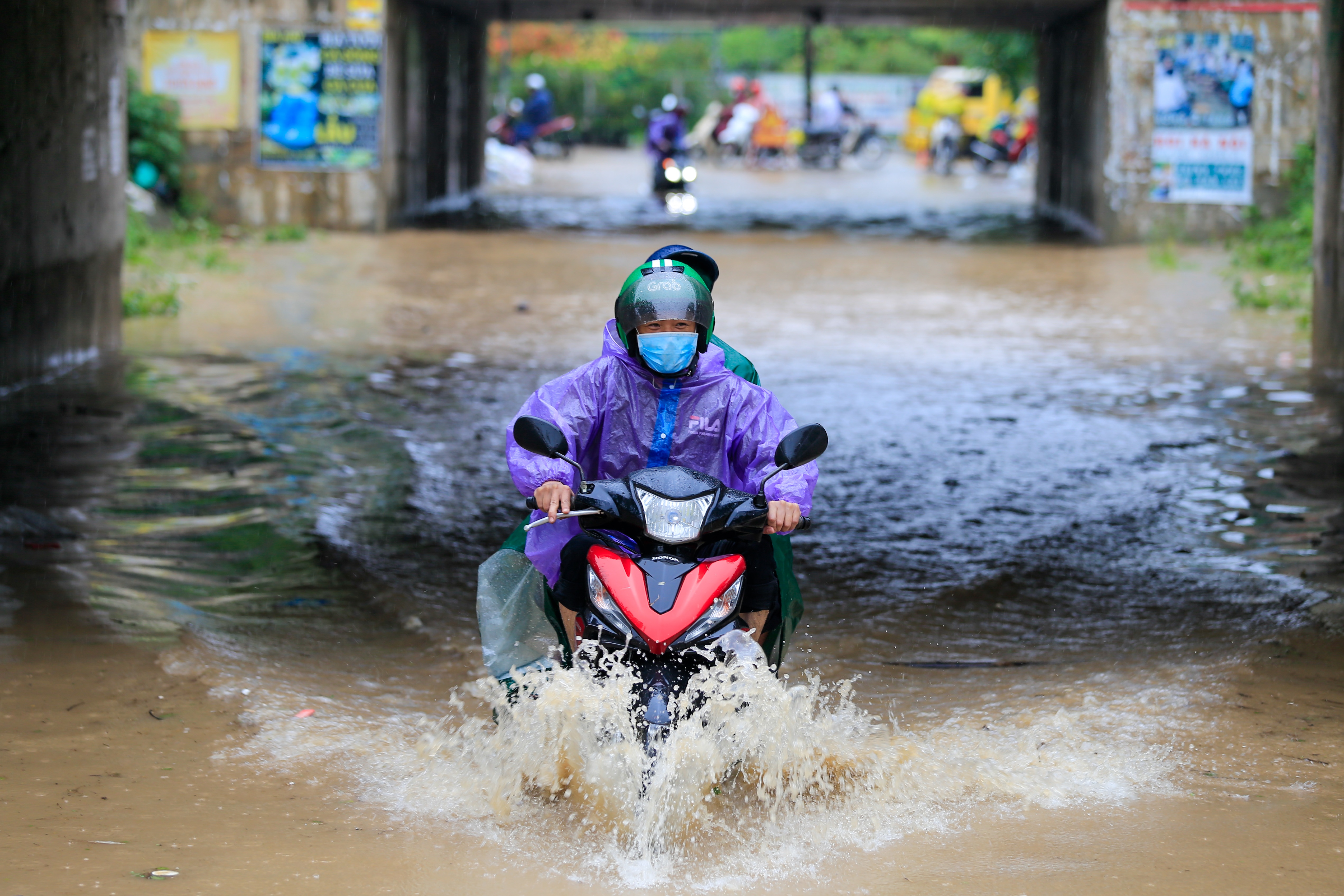 mua lon nhieu tuyen duong tai Ha Noi ngap sau anh 10