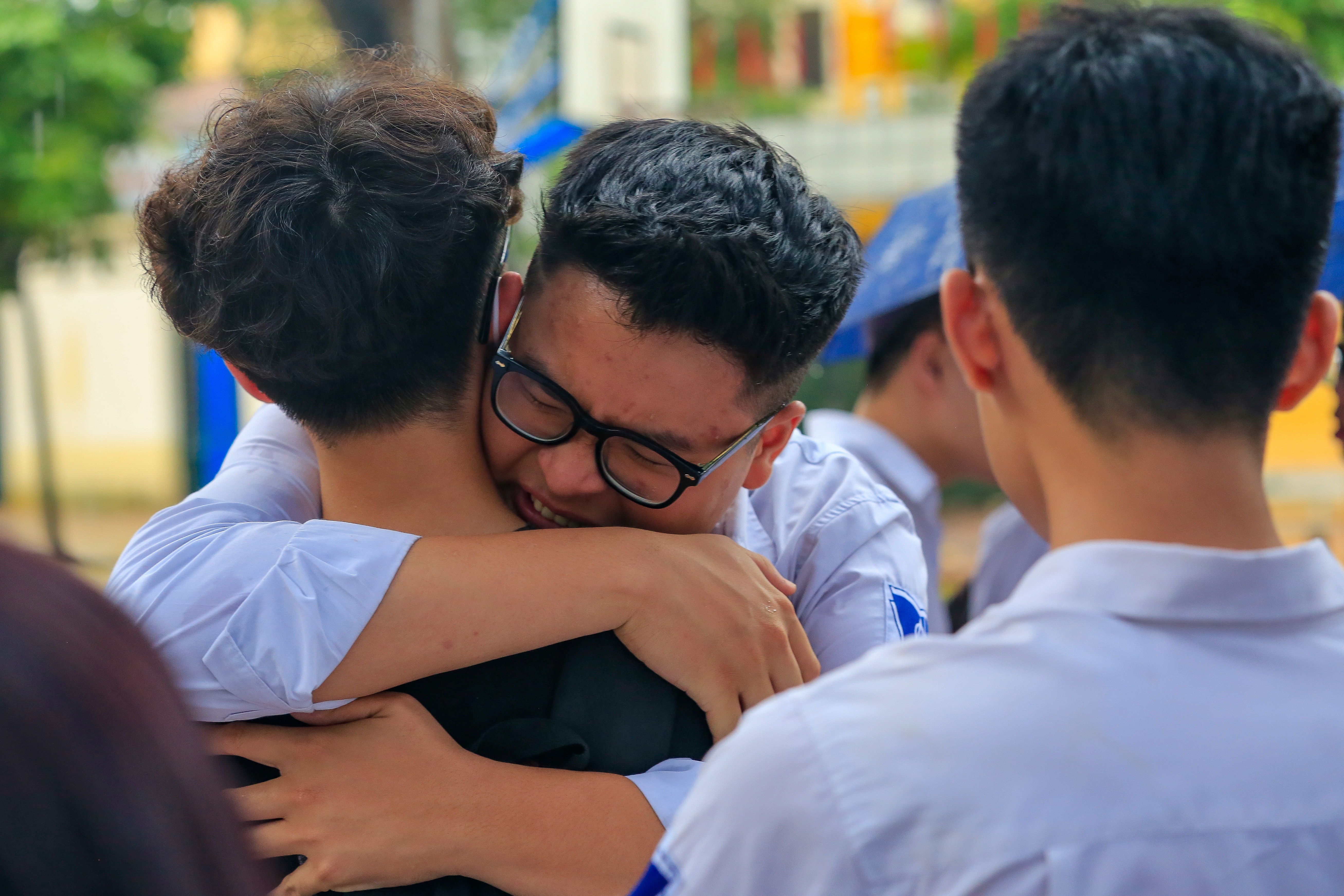 Xuc dong le chia tay tuoi hoc tro cua hoc sinh lop 12 hinh anh