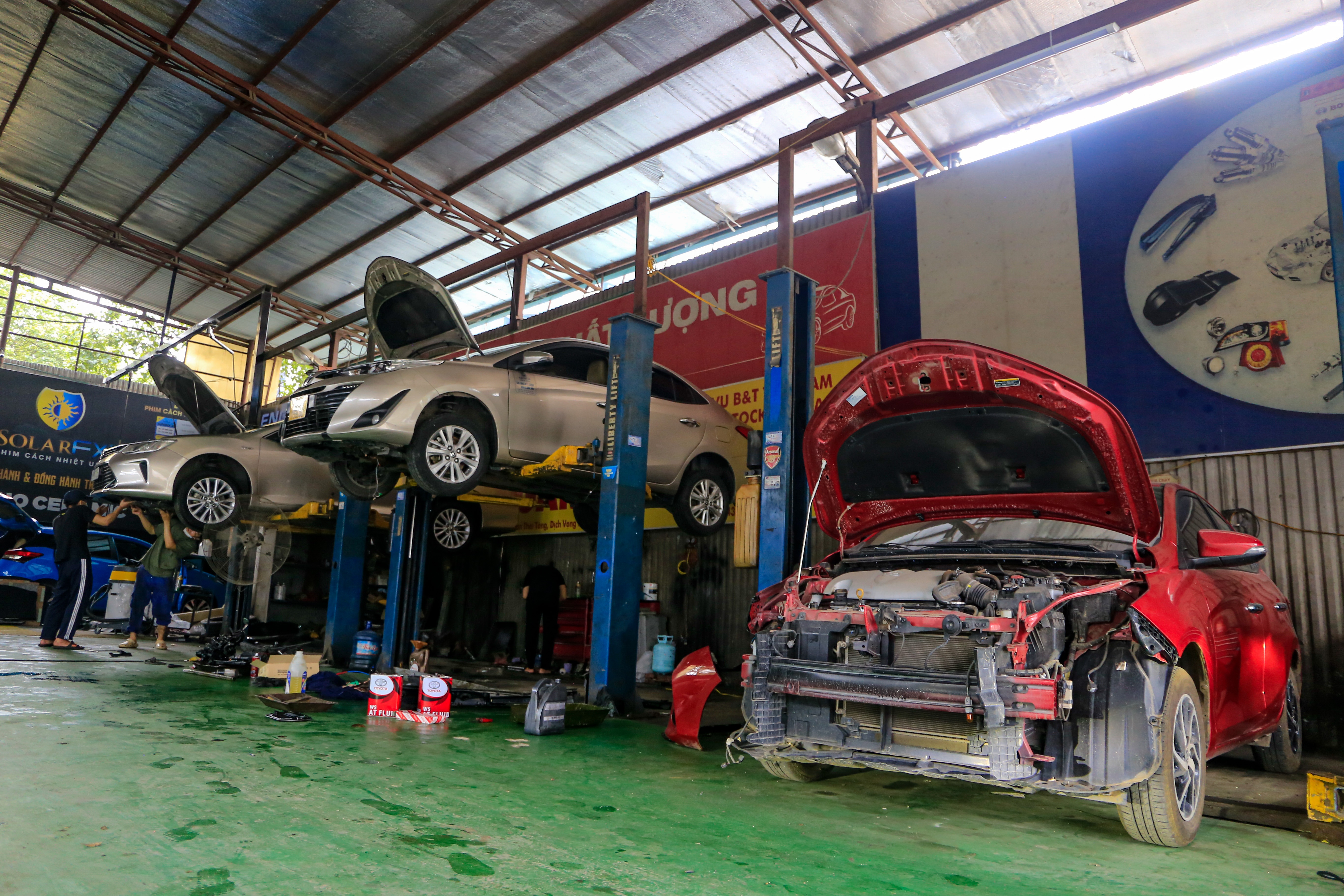 Garage oto qua tai sau tran mua lon o Ha Noi hinh anh