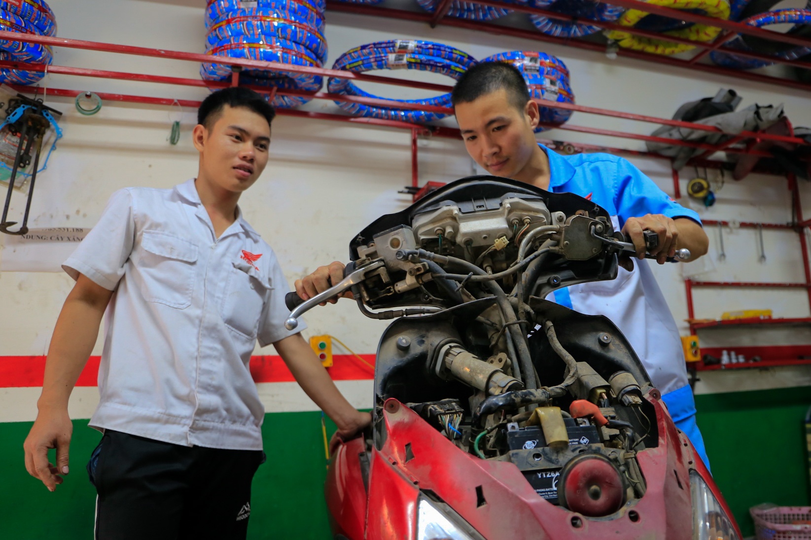 Ha Noi mua lon nhieu xe chet may anh 10